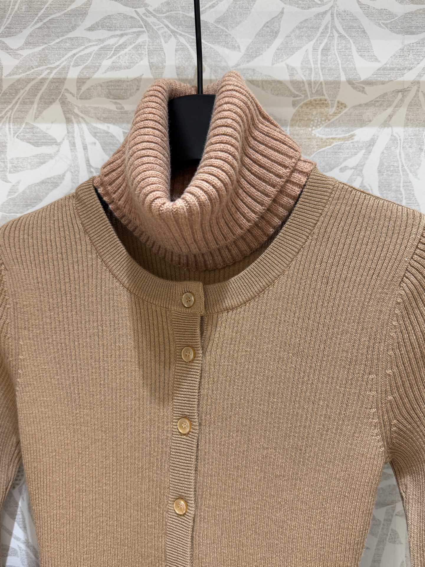 Fashion Tips: Versatile One-Size-Fits-All Sweater in Dark Colors for Asian Skin - 图片 2