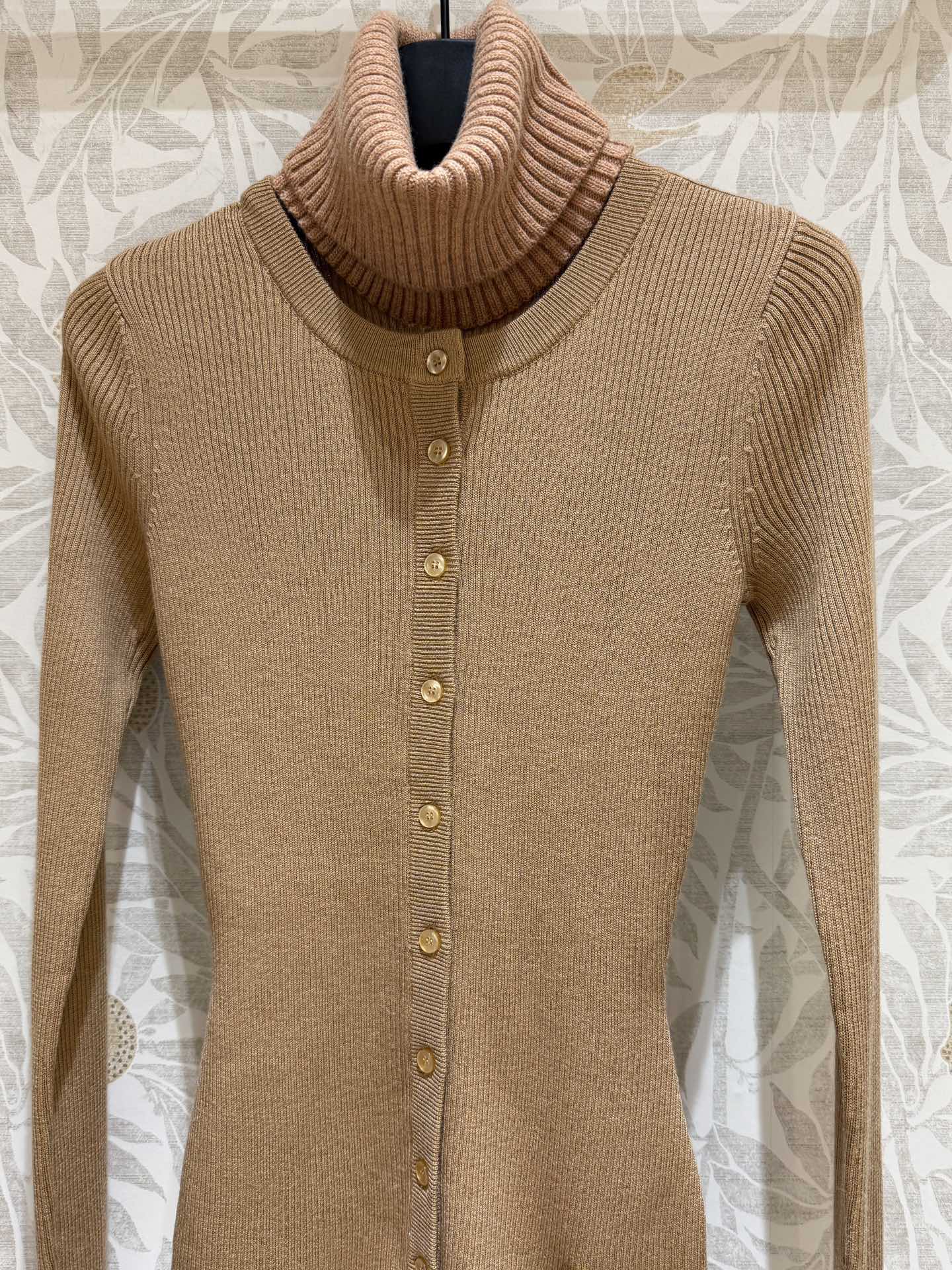 Fashion Tips: Versatile One-Size-Fits-All Sweater in Dark Colors for Asian Skin - 图片 5