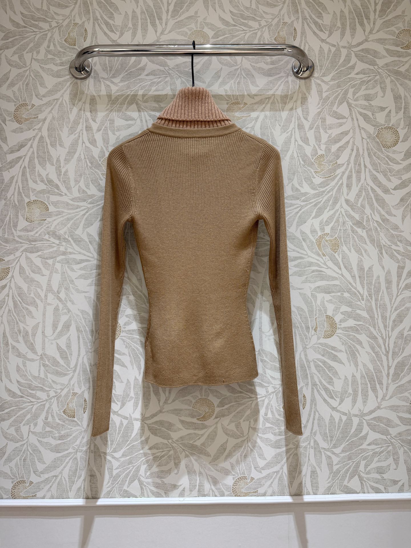 Fashion Tips: Versatile One-Size-Fits-All Sweater in Dark Colors for Asian Skin - 图片 9