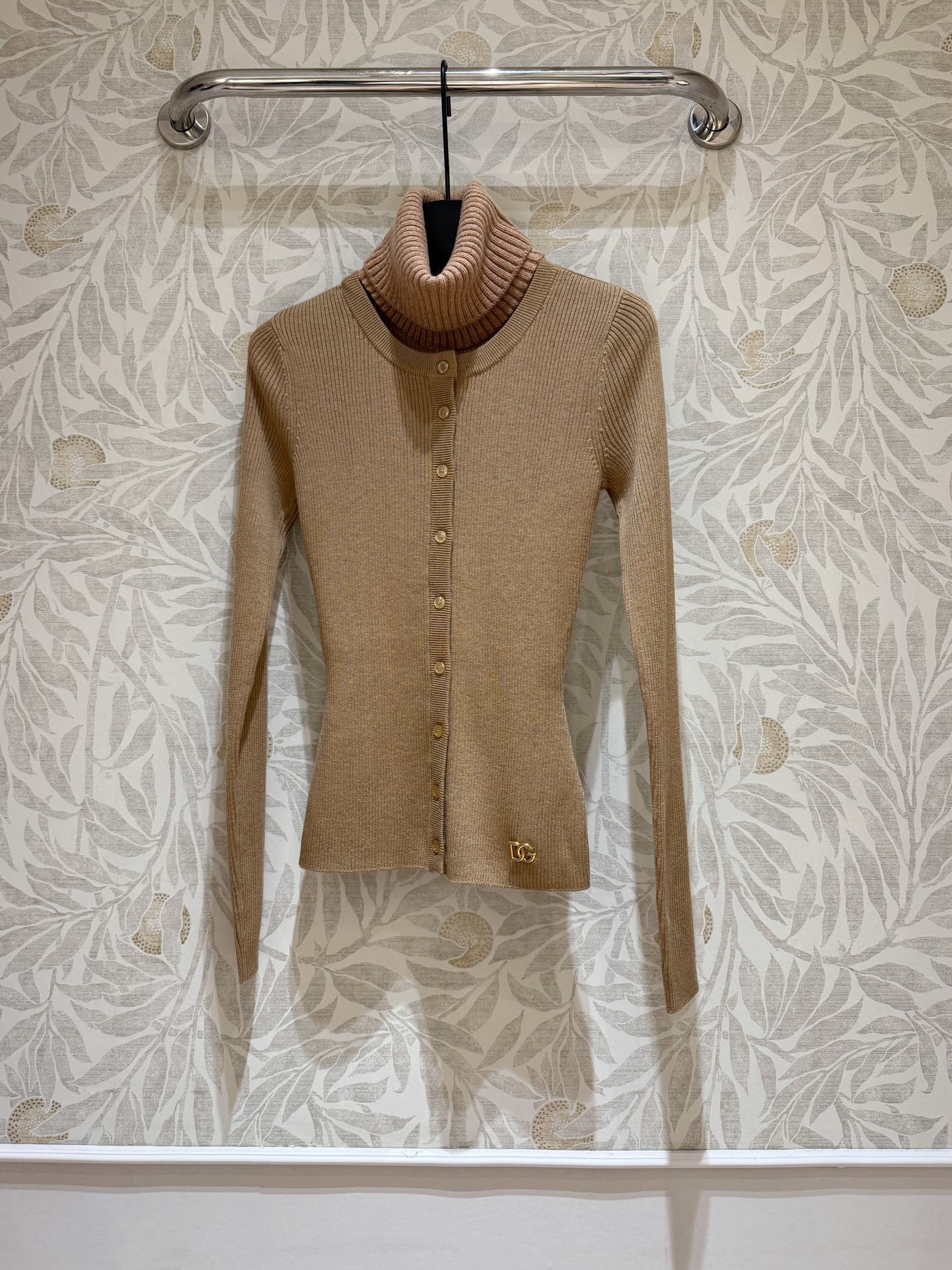 Fashion Tips: Versatile One-Size-Fits-All Sweater in Dark Colors for Asian Skin - 图片 1