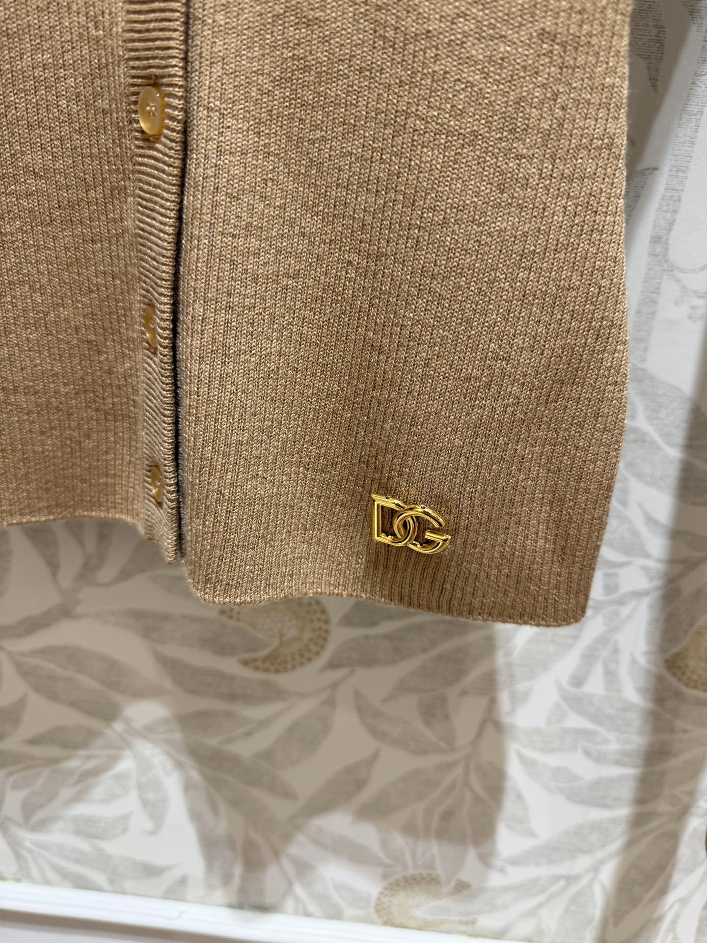 Fashion Tips: Versatile One-Size-Fits-All Sweater in Dark Colors for Asian Skin - 图片 6