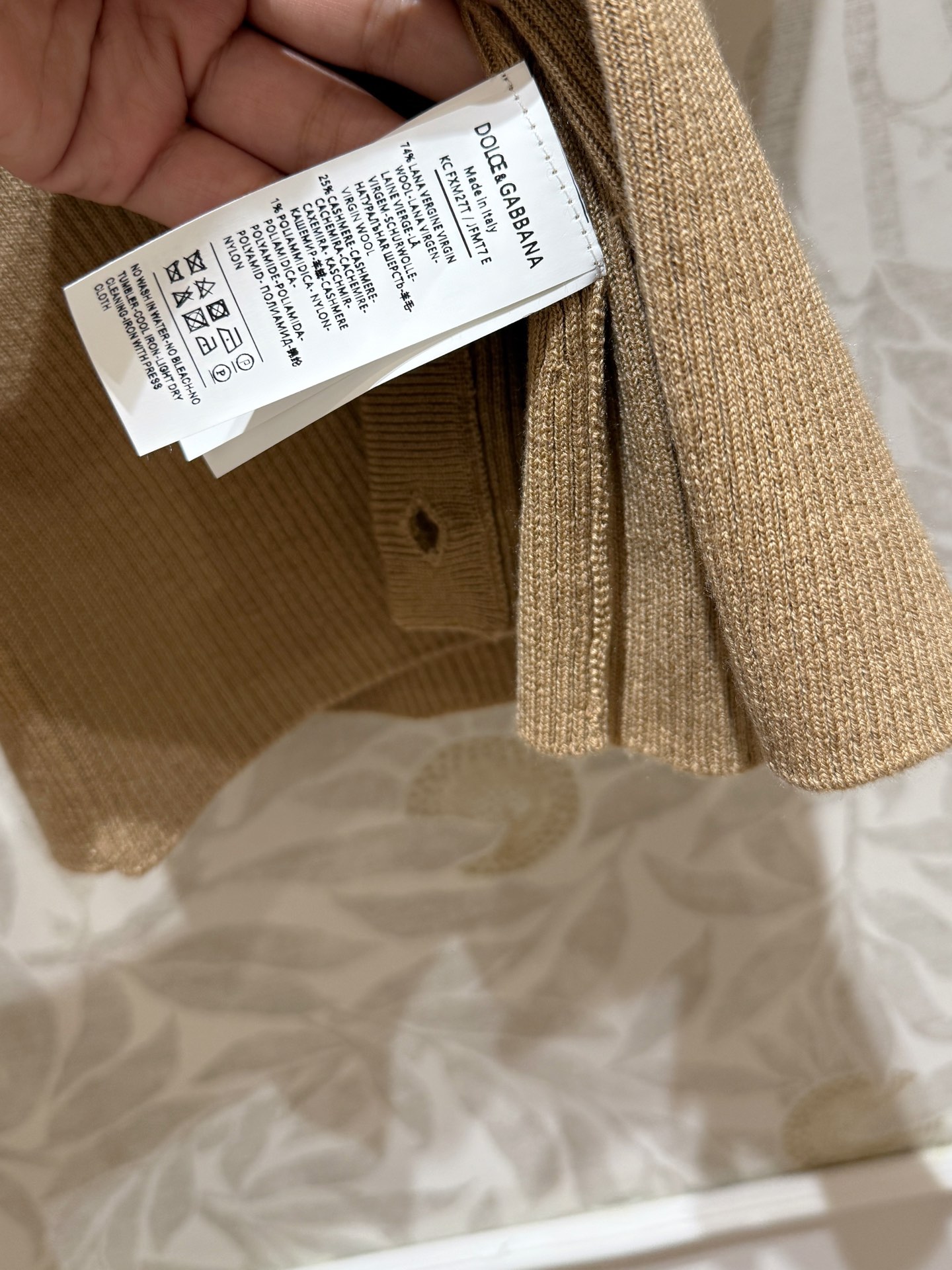 Fashion Tips: Versatile One-Size-Fits-All Sweater in Dark Colors for Asian Skin - 图片 8