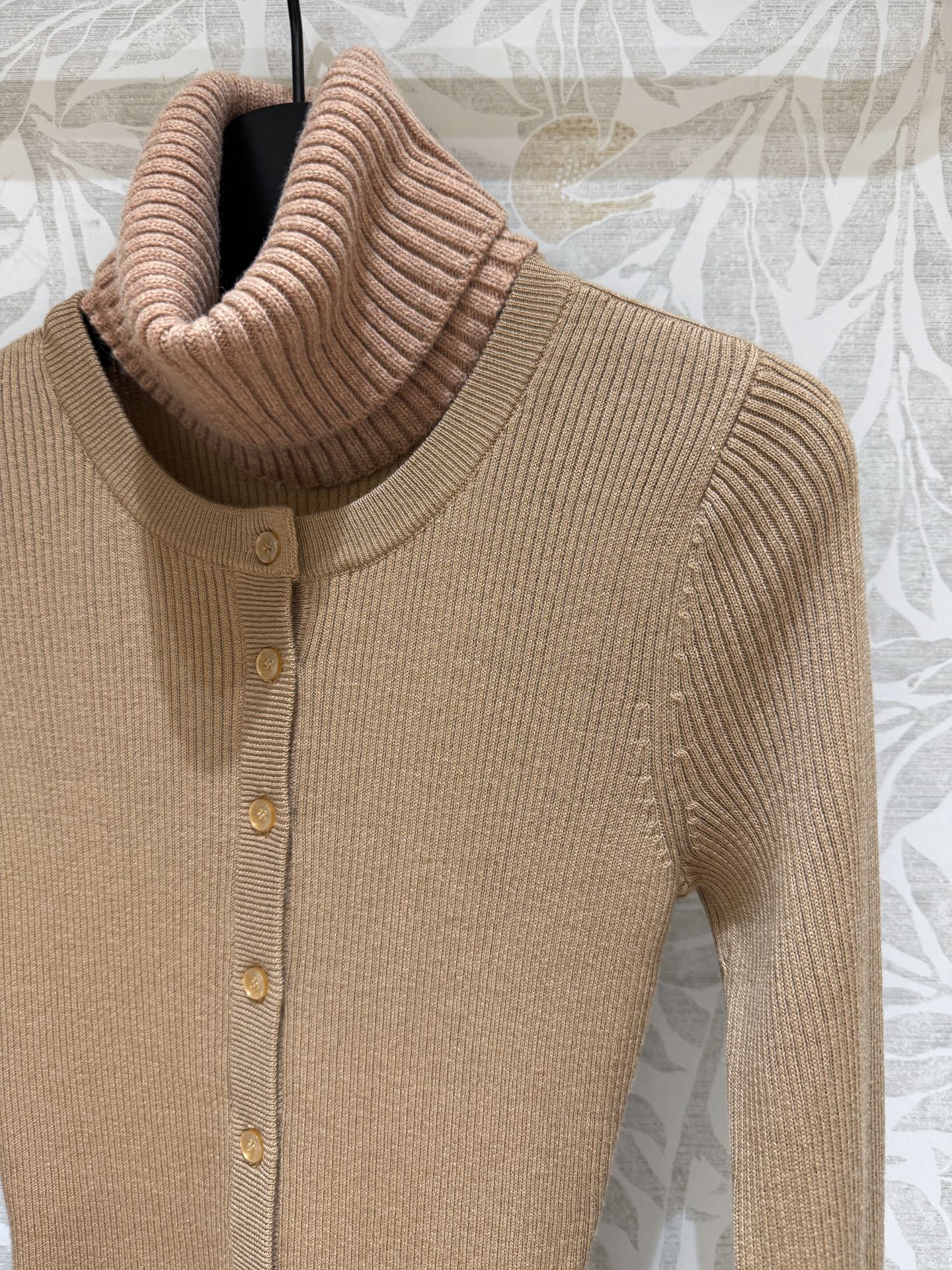 Fashion Tips: Versatile One-Size-Fits-All Sweater in Dark Colors for Asian Skin - 图片 4