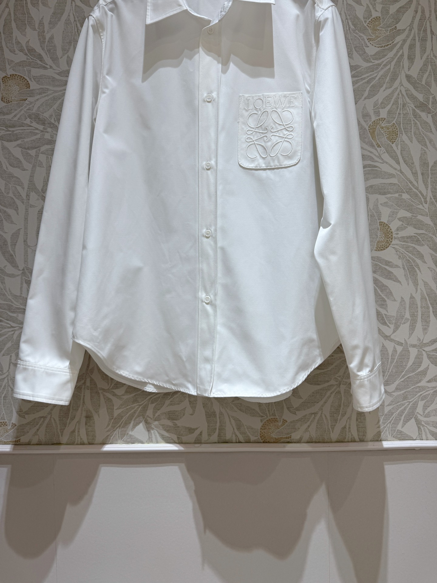 现货‼️‼️🛒款号1/经典白衬衫✨口袋胸贴Anagram刺绣，这件很清冷 上身很抬气质，是衬衫也可以当外