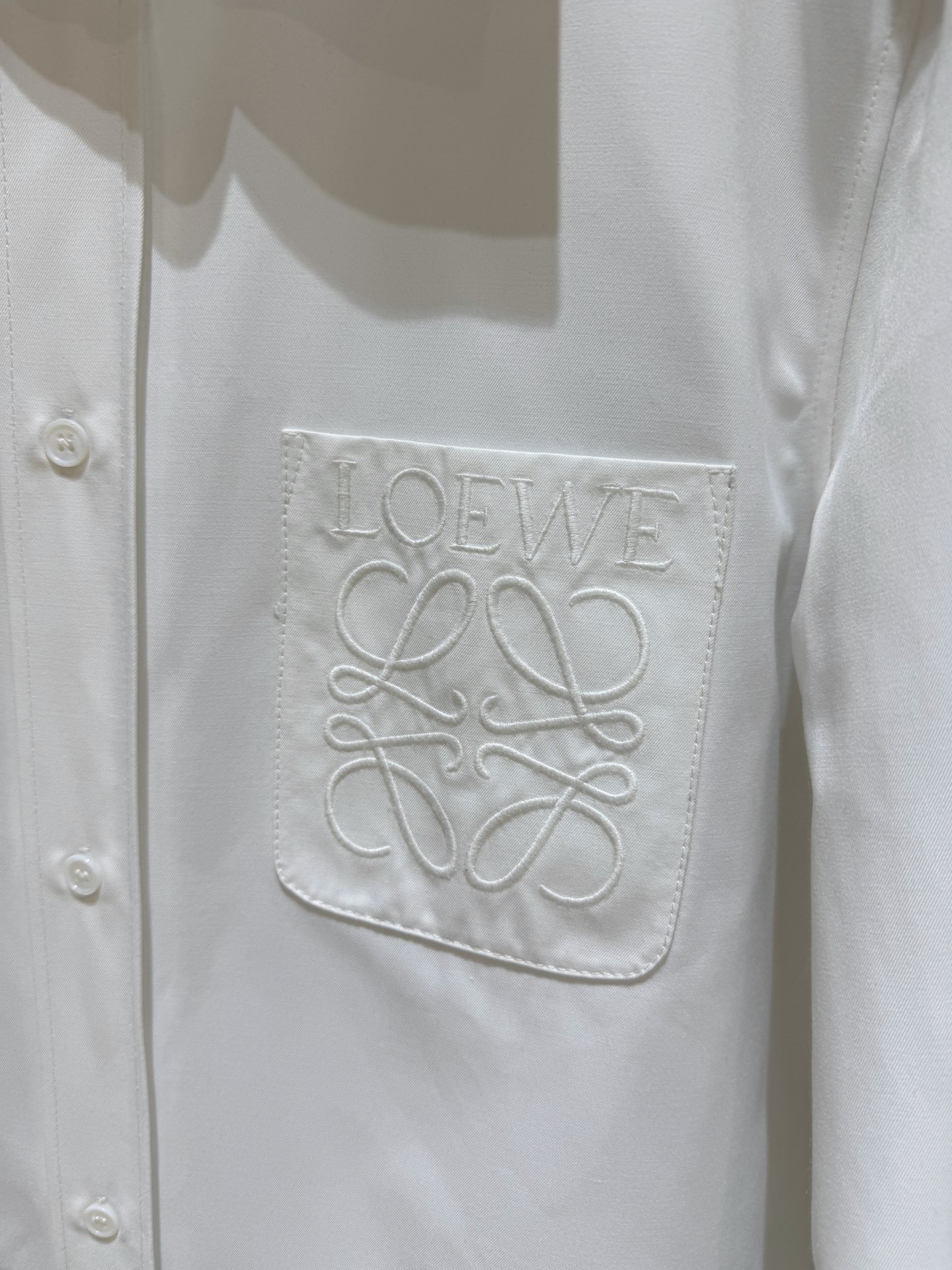 现货‼️‼️🛒款号1/经典白衬衫✨口袋胸贴Anagram刺绣，这件很清冷 上身很抬气质，是衬衫也可以当外