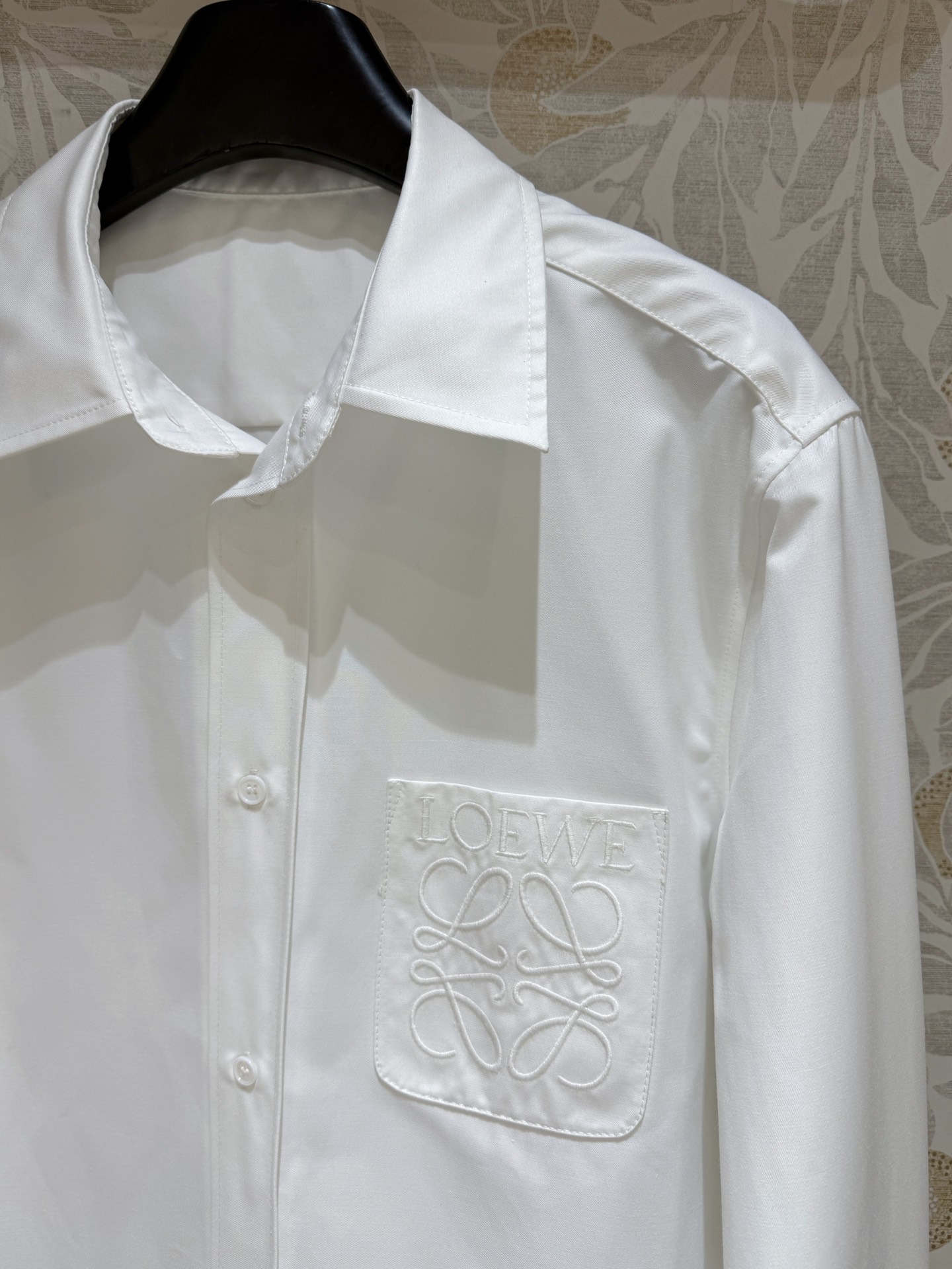 现货‼️‼️🛒款号1/经典白衬衫✨口袋胸贴Anagram刺绣，这件很清冷 上身很抬气质，是衬衫也可以当外