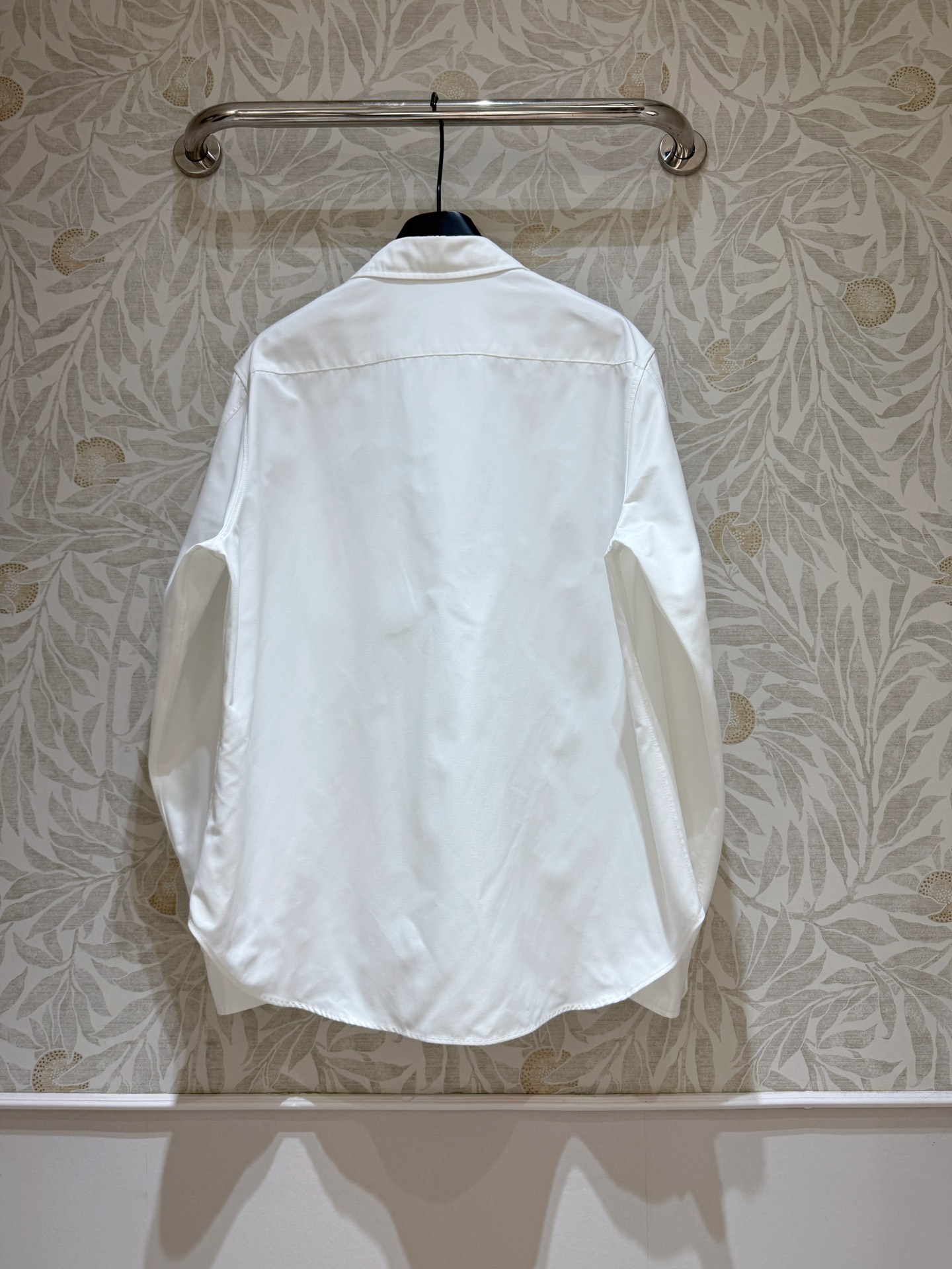 现货‼️‼️🛒款号1/经典白衬衫✨口袋胸贴Anagram刺绣，这件很清冷 上身很抬气质，是衬衫也可以当外