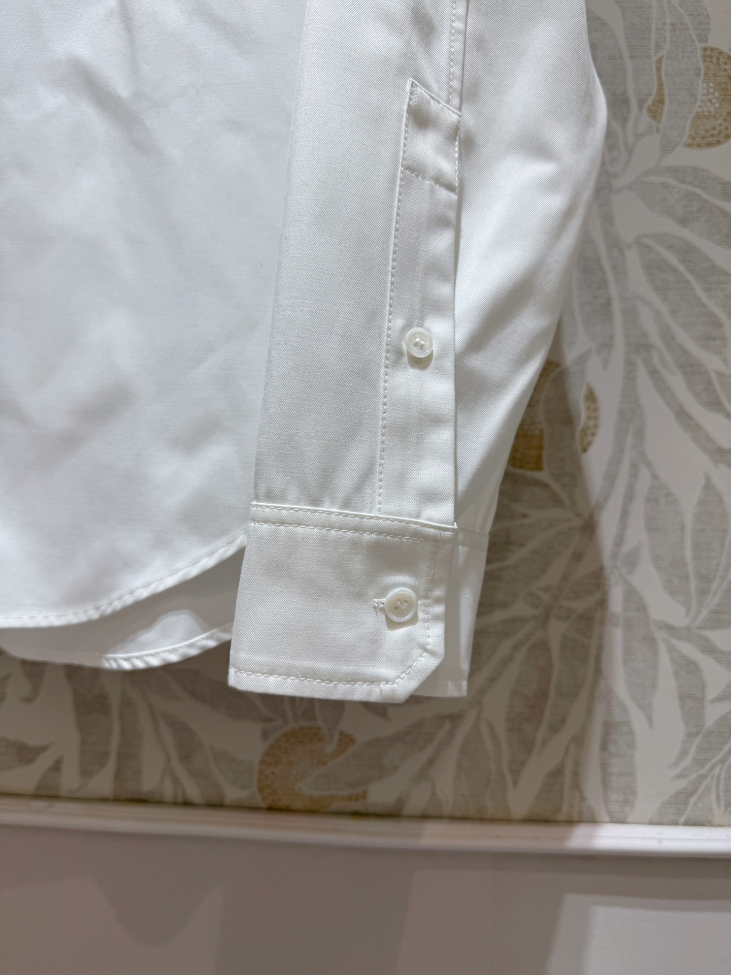 现货‼️‼️🛒款号1/经典白衬衫✨口袋胸贴Anagram刺绣，这件很清冷 上身很抬气质，是衬衫也可以当外