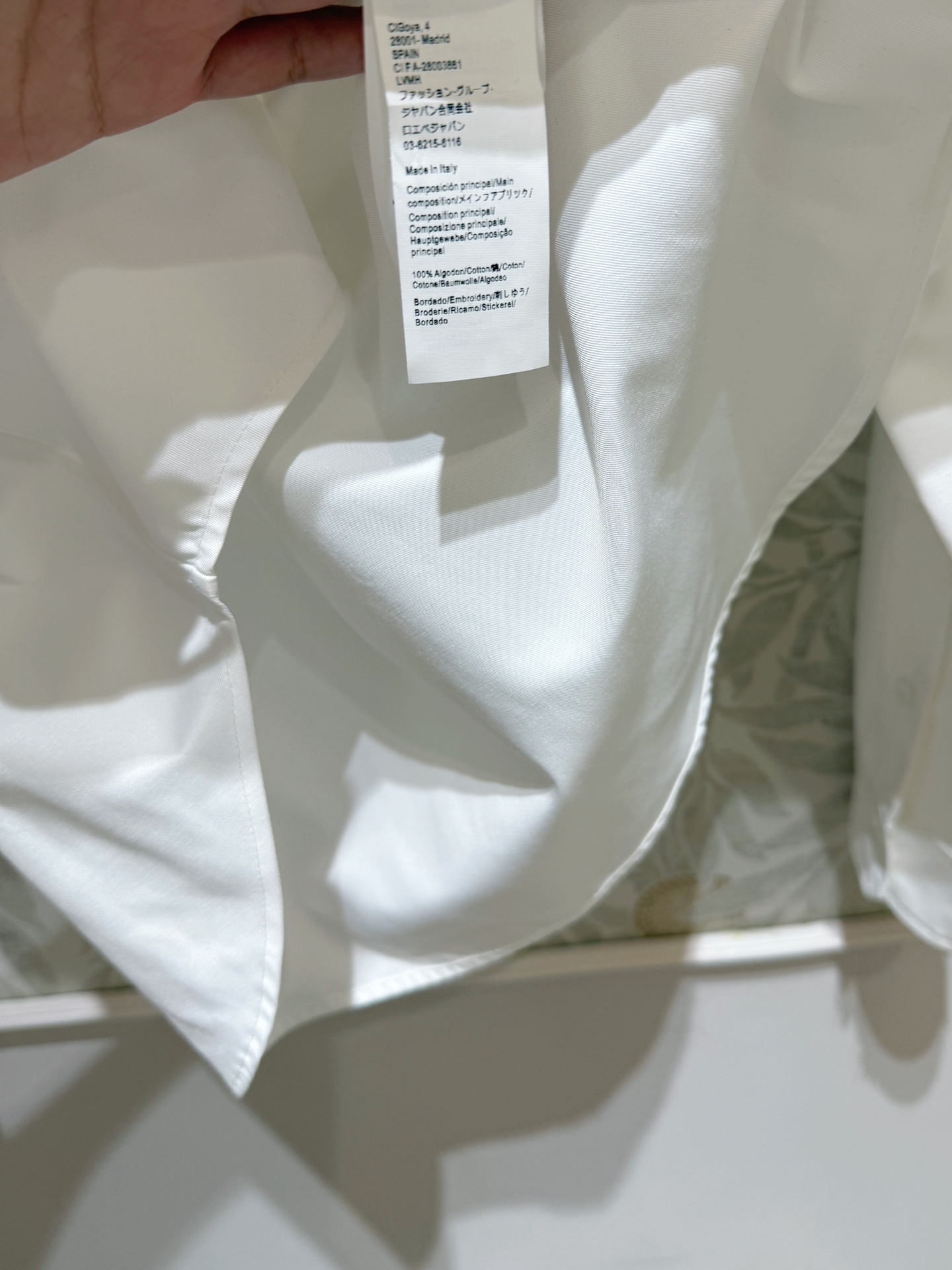 现货‼️‼️🛒款号1/经典白衬衫✨口袋胸贴Anagram刺绣，这件很清冷 上身很抬气质，是衬衫也可以当外