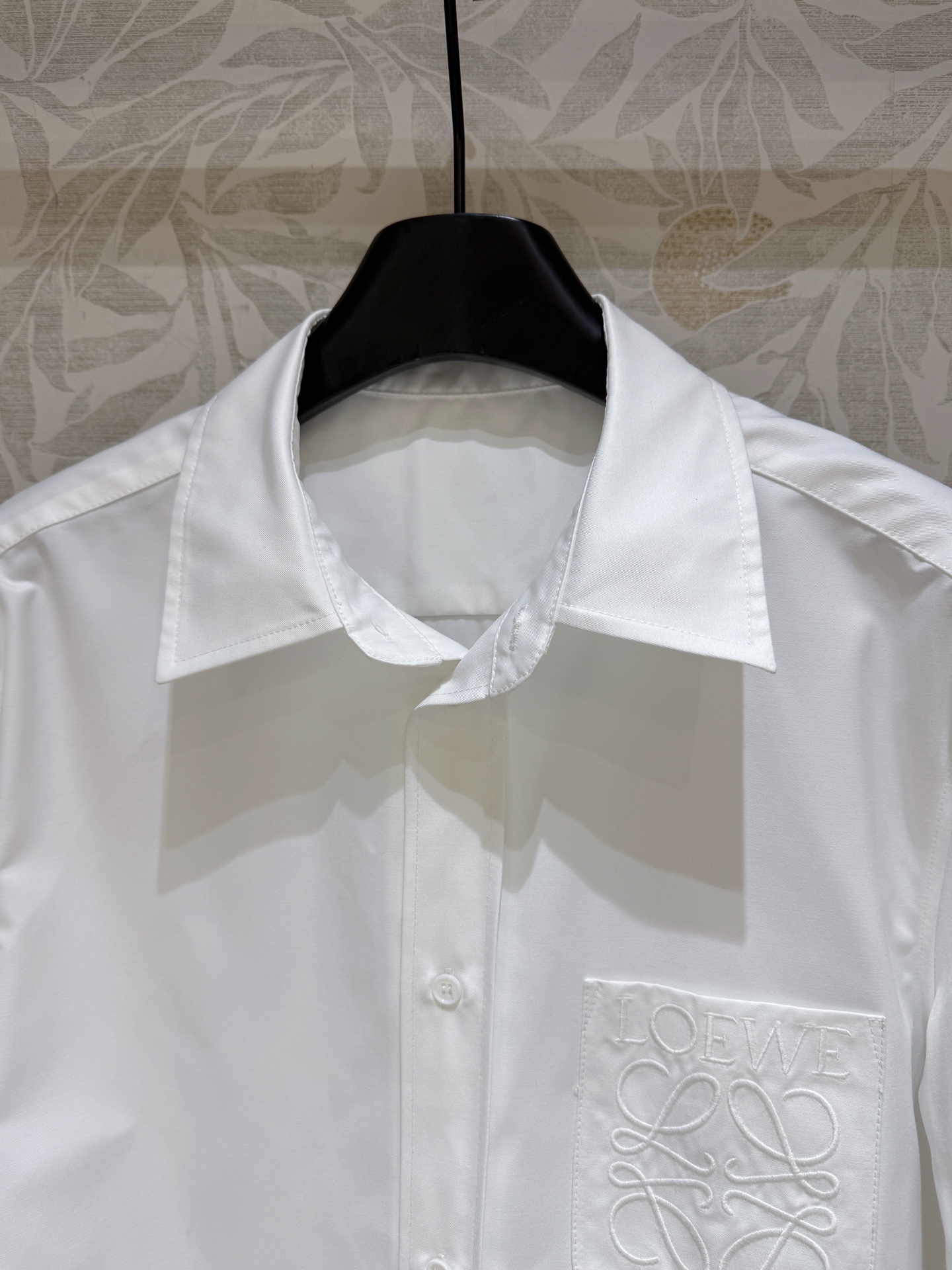 现货‼️‼️🛒款号1/经典白衬衫✨口袋胸贴Anagram刺绣，这件很清冷 上身很抬气质，是衬衫也可以当外