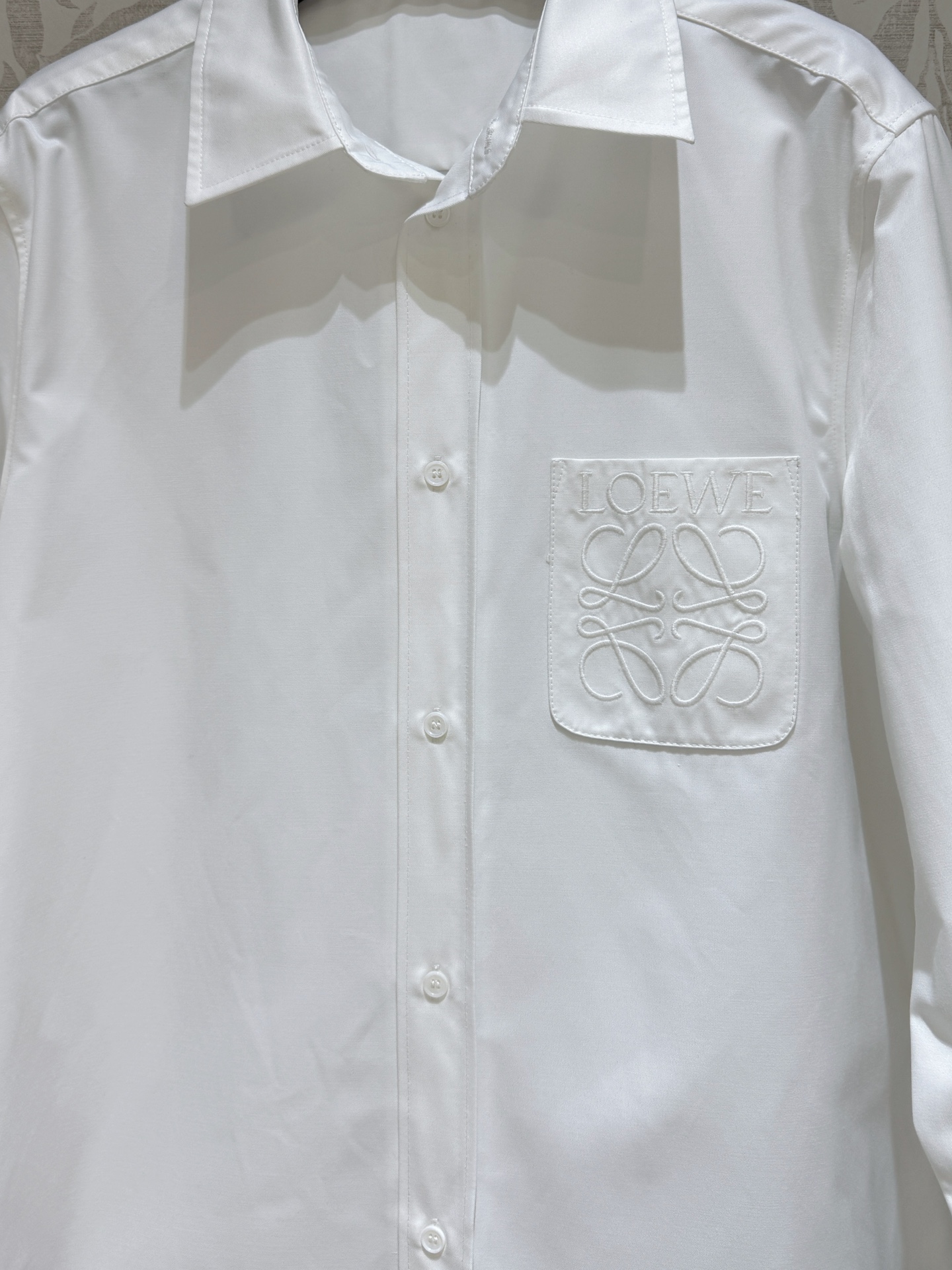 现货‼️‼️🛒款号1/经典白衬衫✨口袋胸贴Anagram刺绣，这件很清冷 上身很抬气质，是衬衫也可以当外