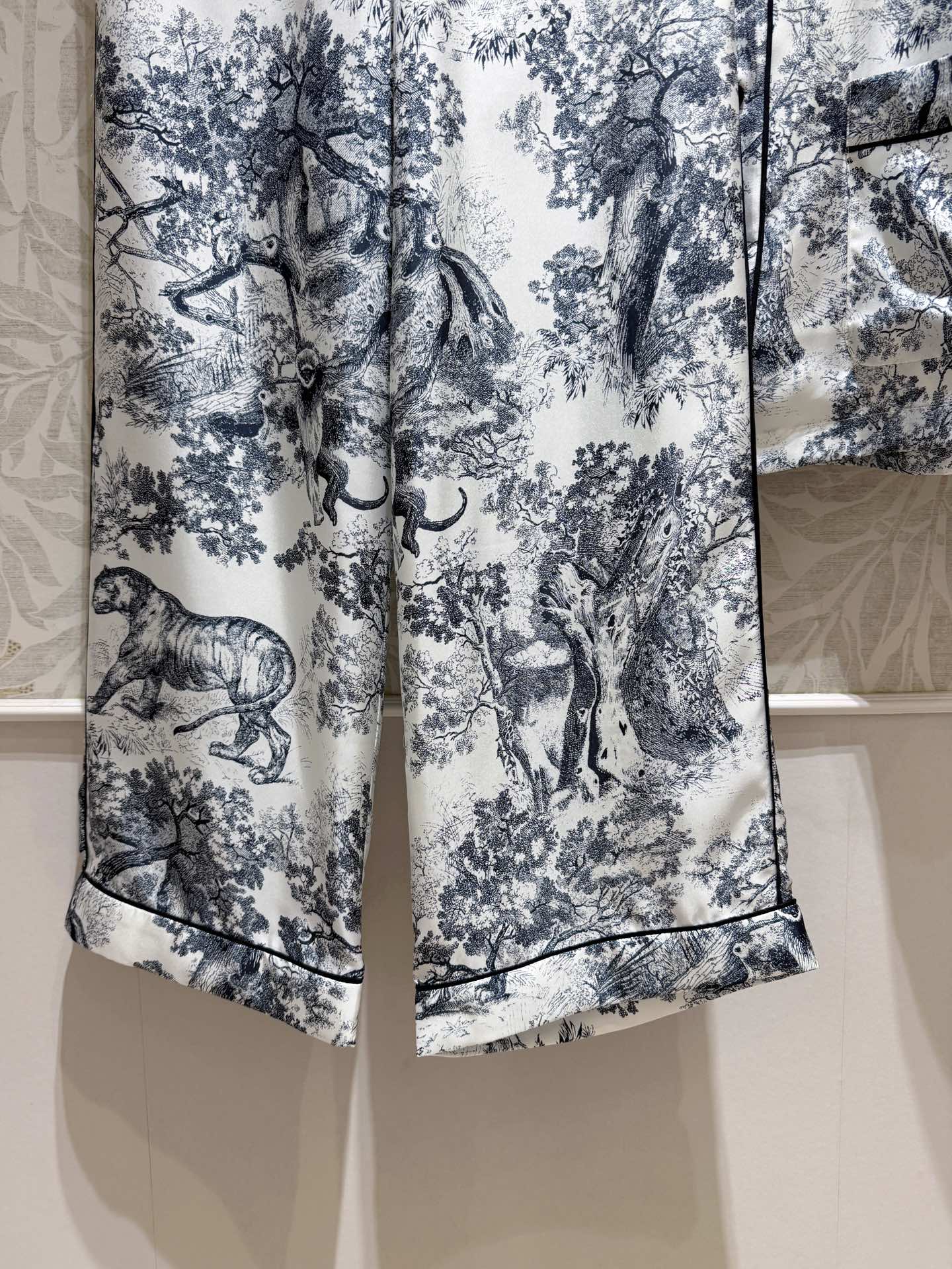Luxury Silk Pyjamas with Forest Animal Logo, One-Size-Fits-All Female Suit, Cash-packed! - 图片 7
