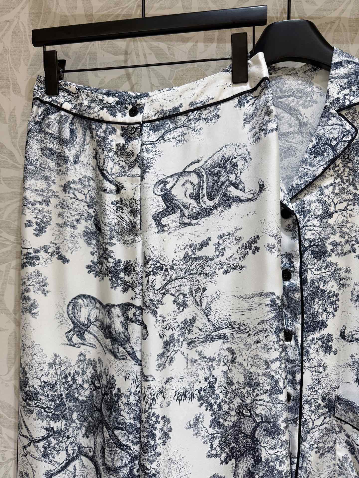 Luxury Silk Pyjamas with Forest Animal Logo, One-Size-Fits-All Female Suit, Cash-packed! - 图片 5