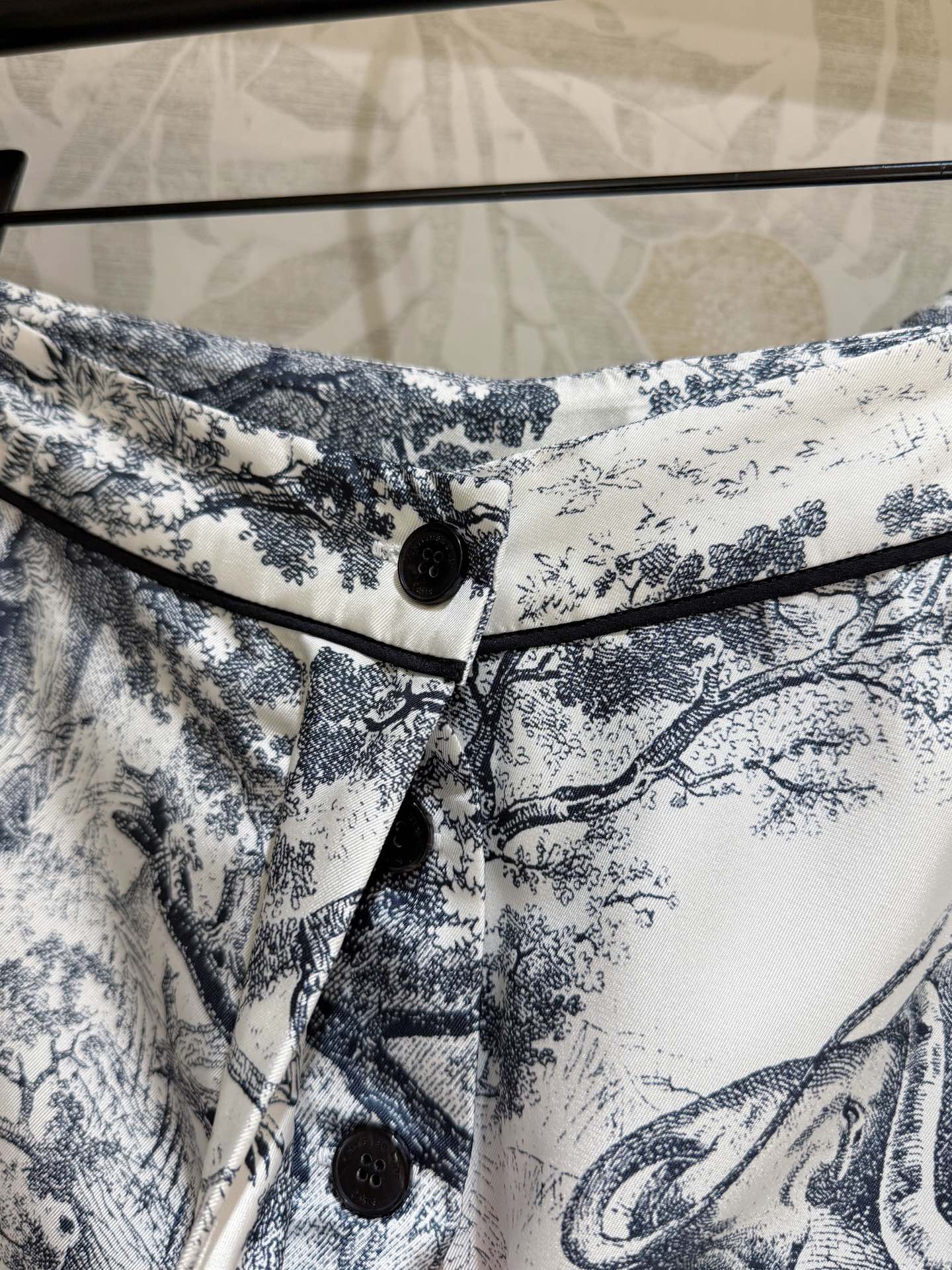 Luxury Silk Pyjamas with Forest Animal Logo, One-Size-Fits-All Female Suit, Cash-packed! - 图片 6
