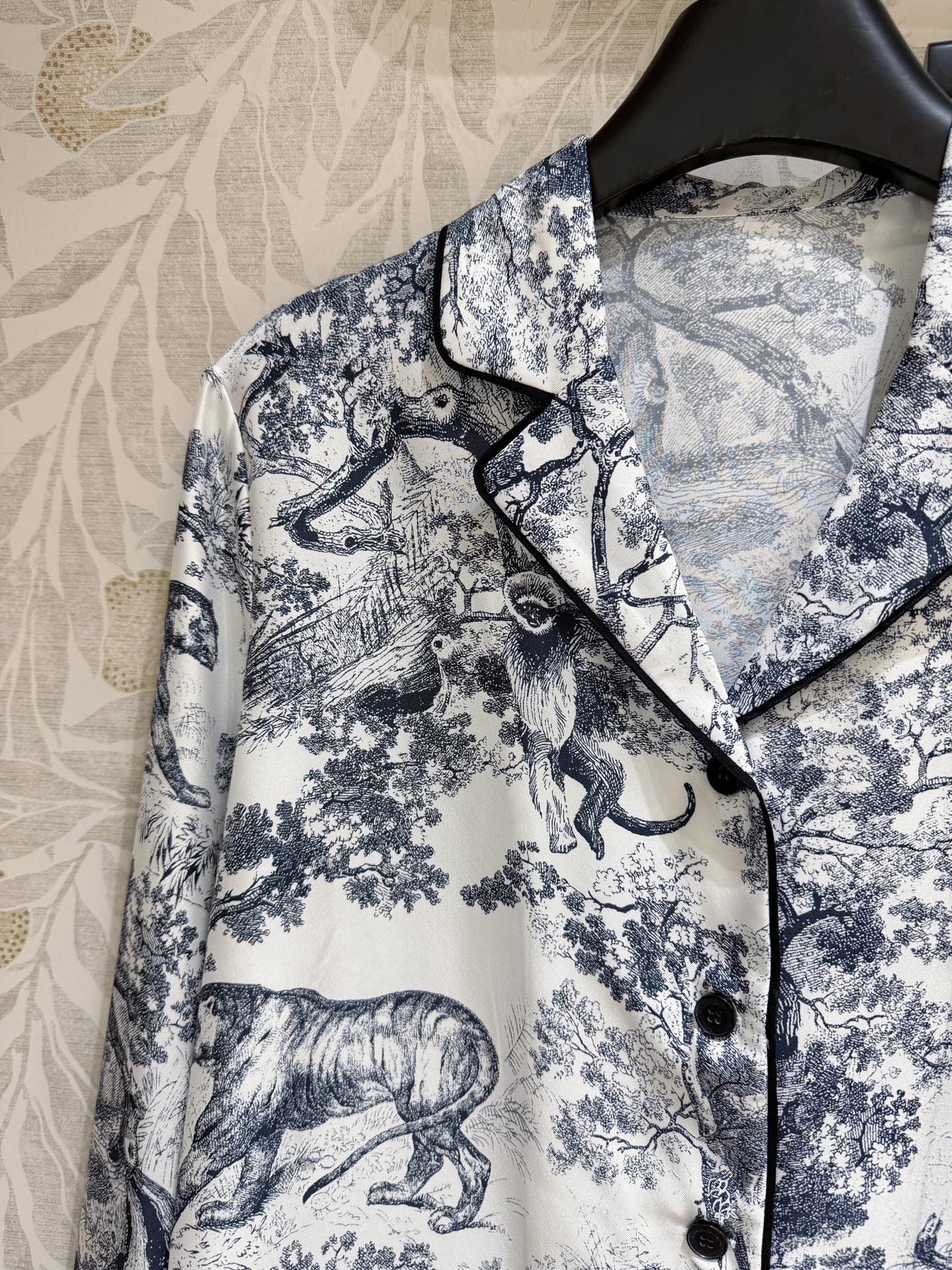 Luxury Silk Pyjamas with Forest Animal Logo, One-Size-Fits-All Female Suit, Cash-packed! - 图片 3