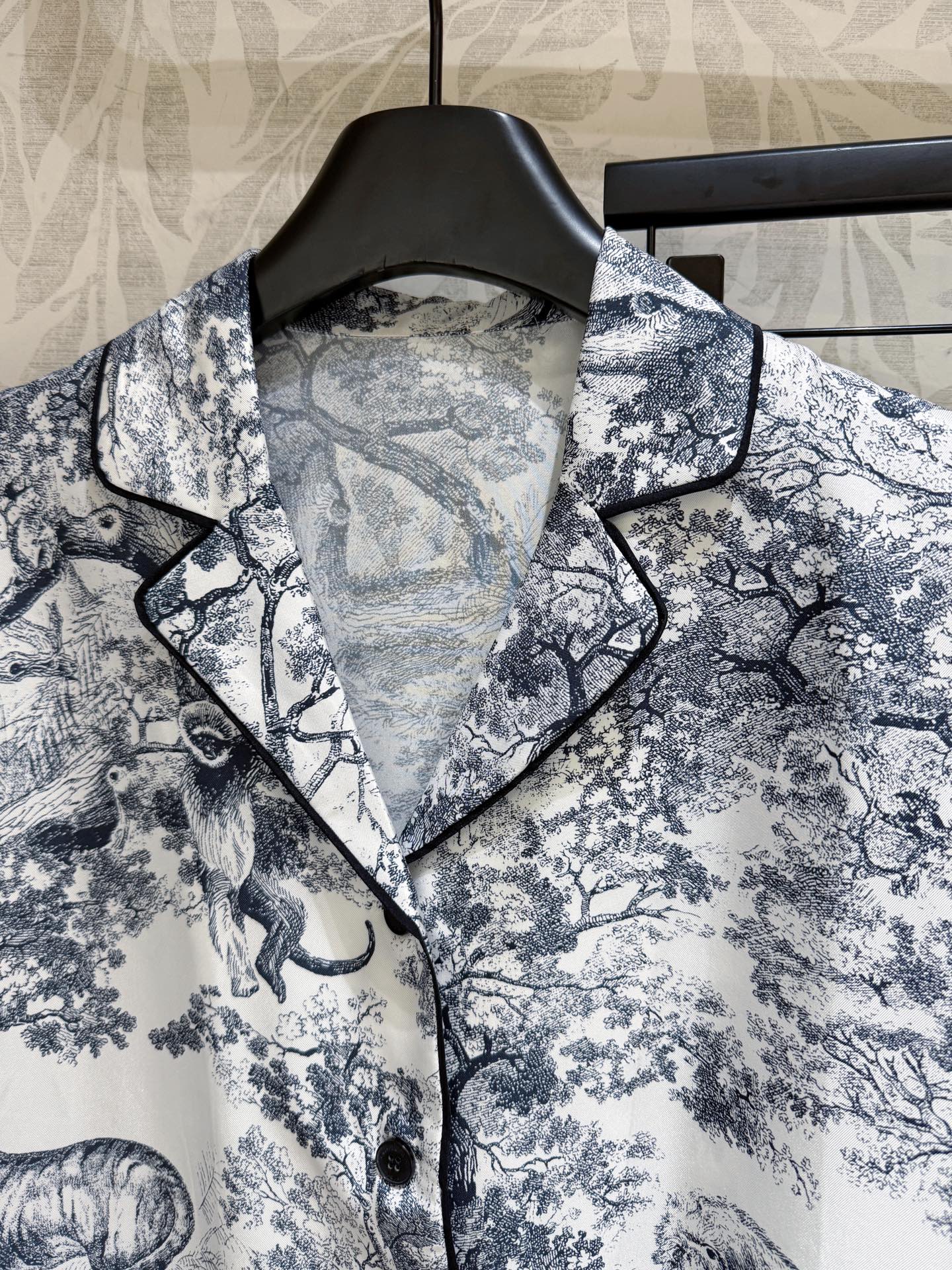 Luxury Silk Pyjamas with Forest Animal Logo, One-Size-Fits-All Female Suit, Cash-packed! - 图片 2