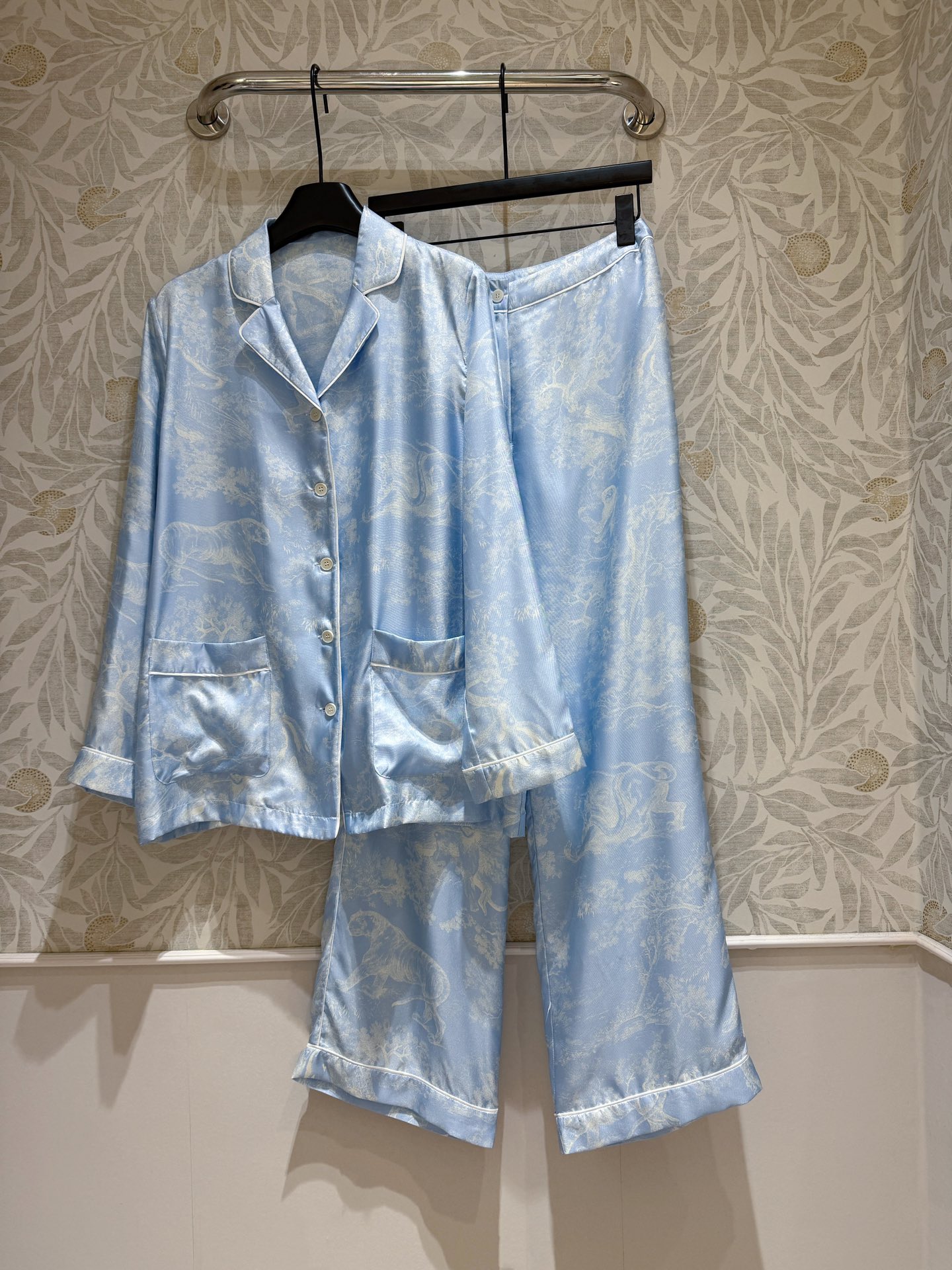 “High-quality Silk Female Suit with Forest Animal Logo, Cash Packaging – P2622”