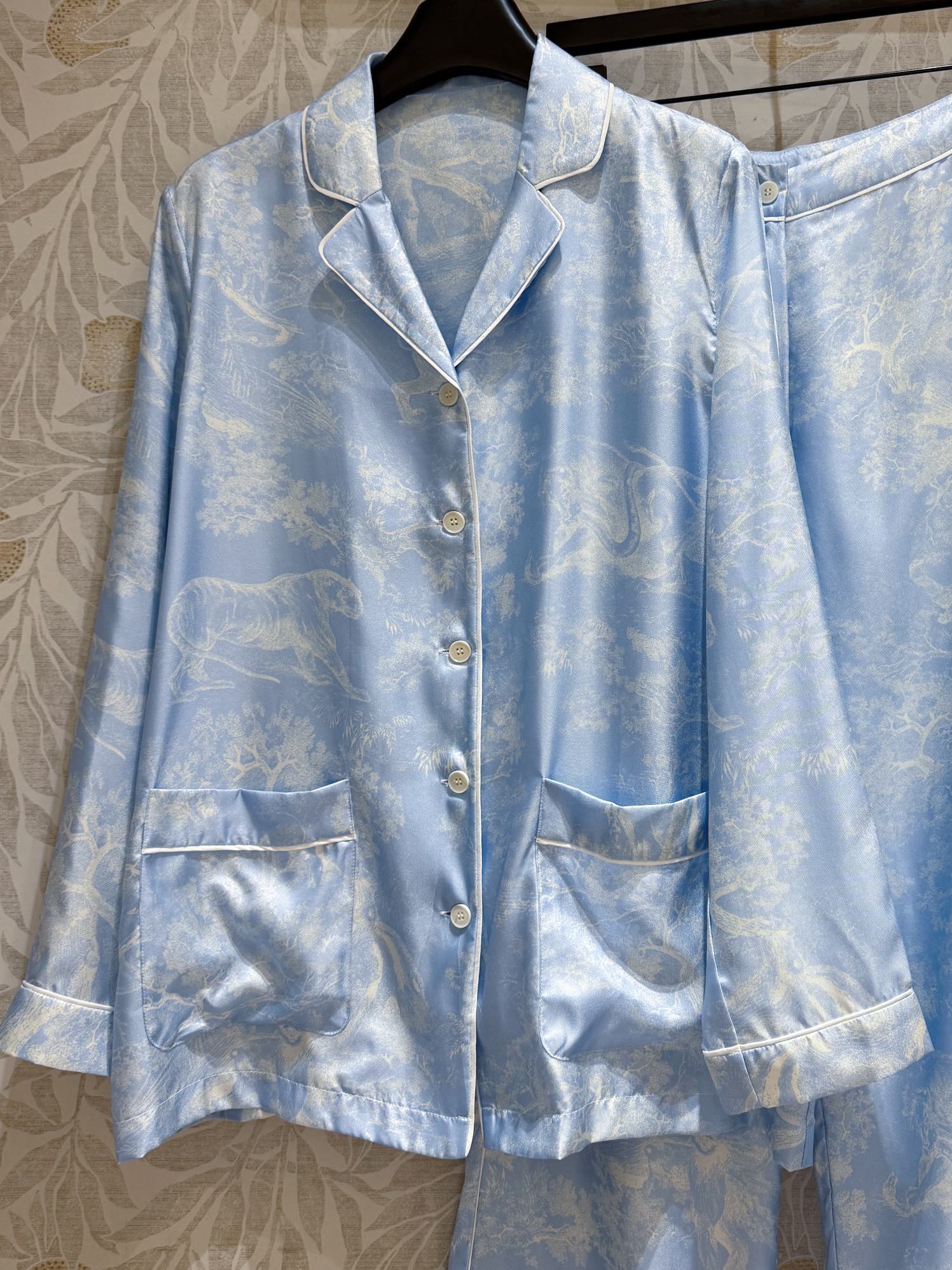 “High-quality Silk Female Suit with Forest Animal Logo, Cash Packaging – P2622” - 图片 4