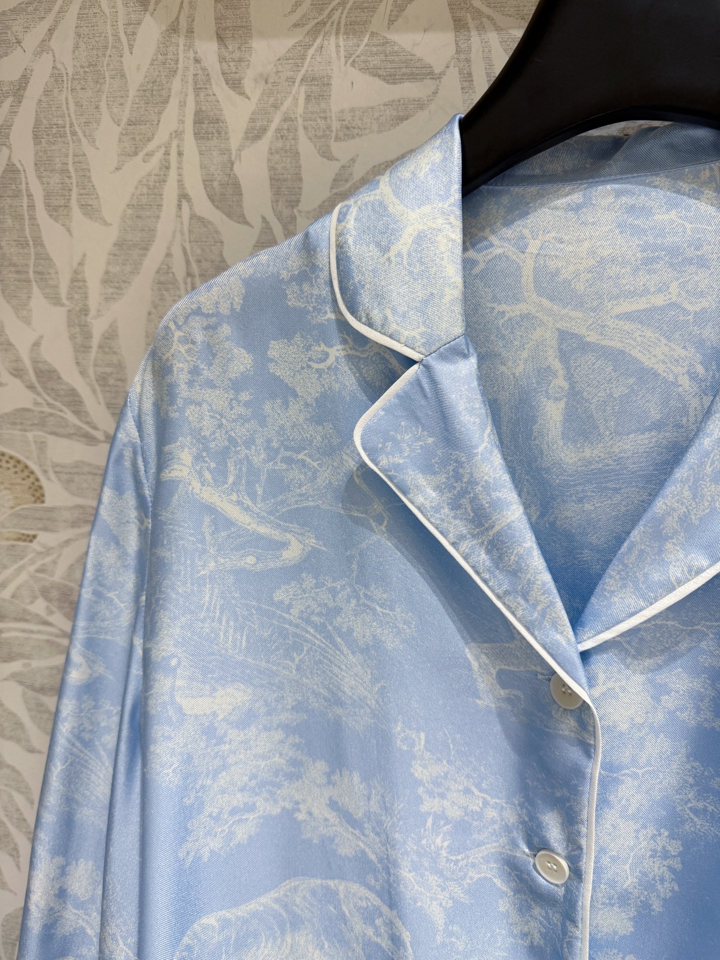 “High-quality Silk Female Suit with Forest Animal Logo, Cash Packaging – P2622” - 图片 3