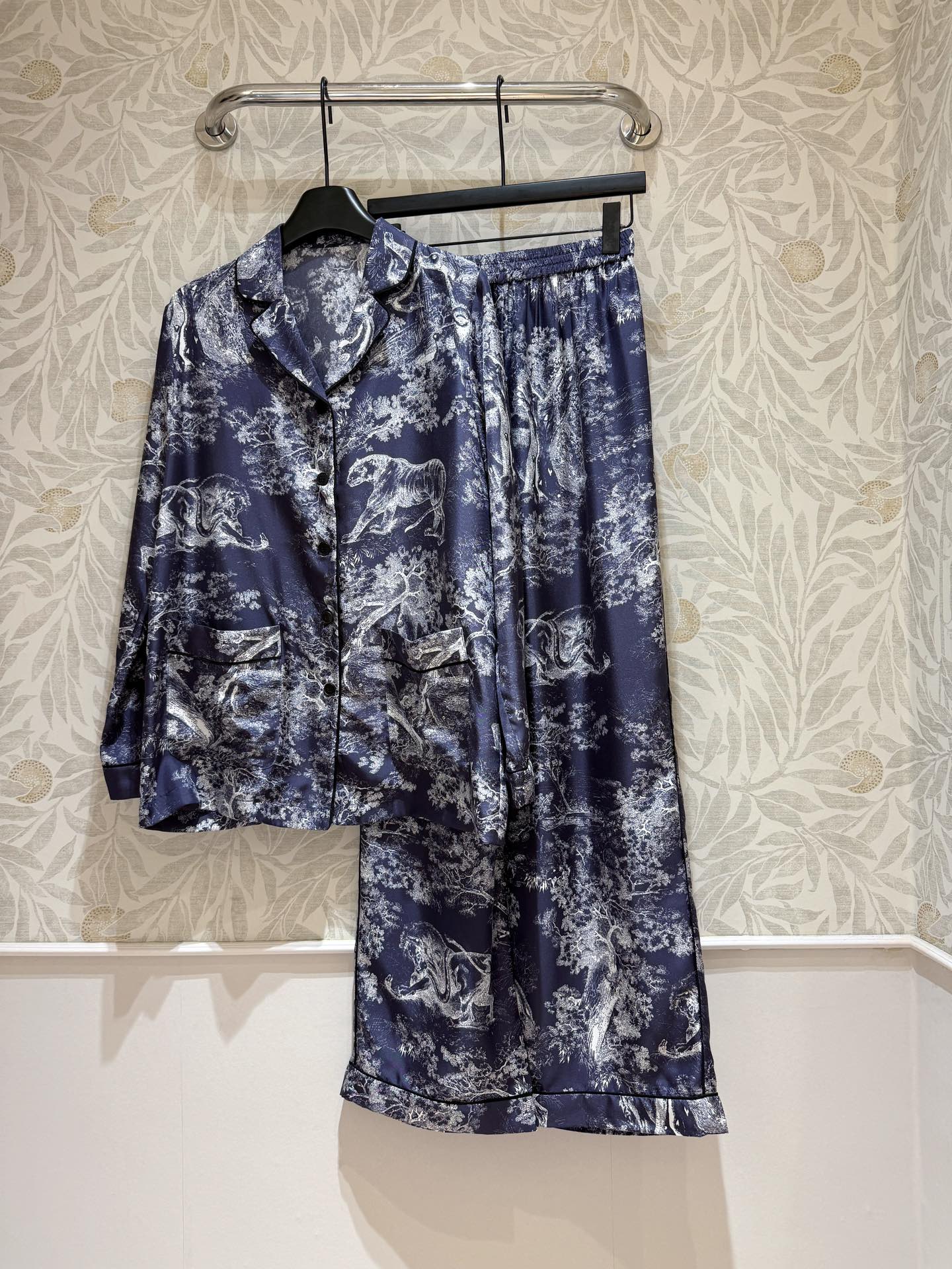 P2622 Female Silk Suit with Forest Animal Logo, Cash Packaging – Size Options 36, 38, 40