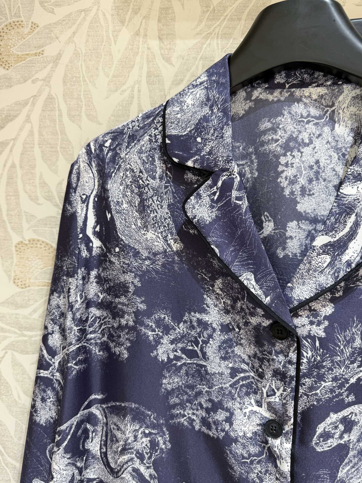 P2622 Female Silk Suit with Forest Animal Logo, Cash Packaging – Size Options 36, 38, 40 - 图片 3