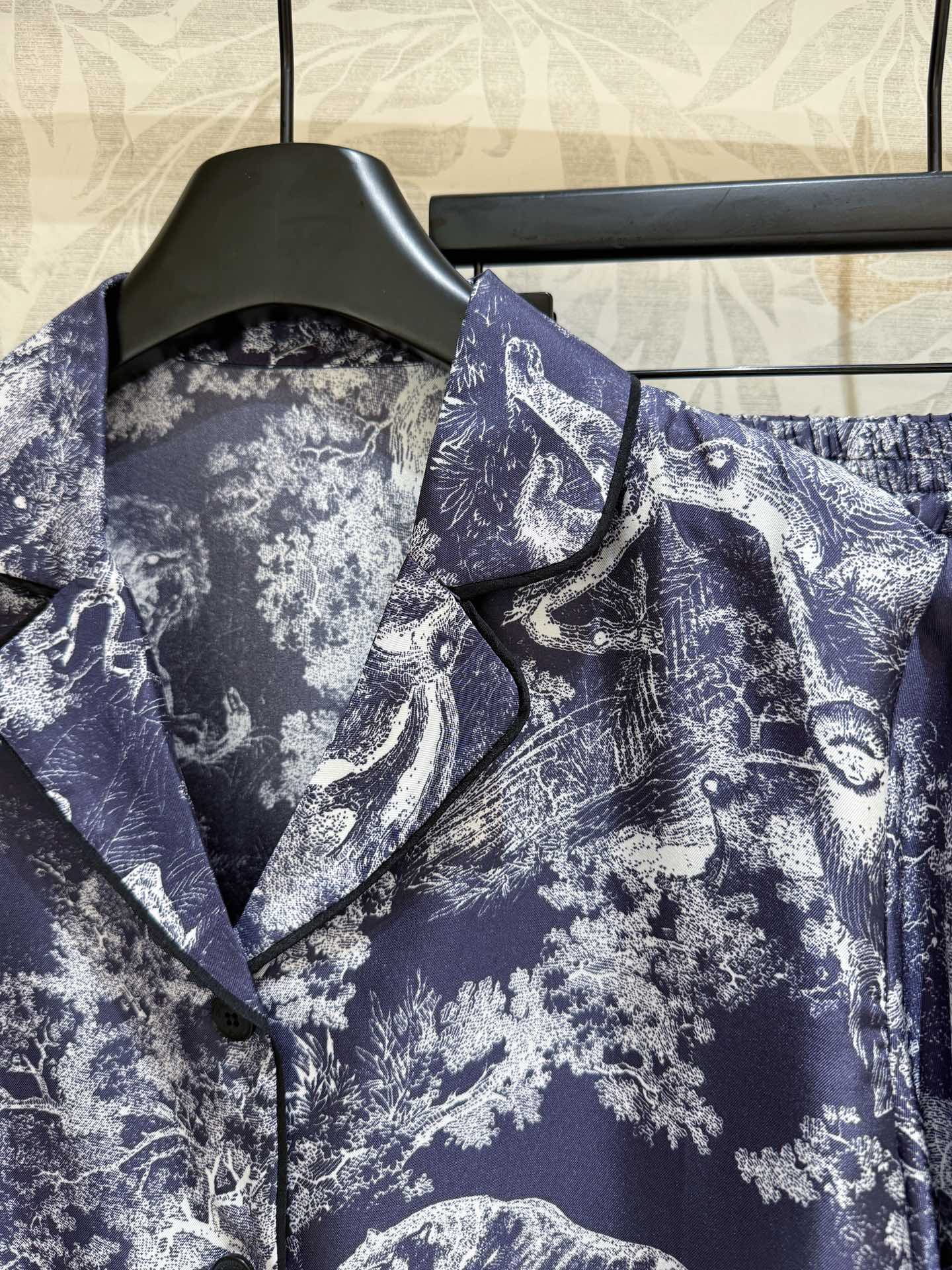 P2622 Female Silk Suit with Forest Animal Logo, Cash Packaging – Size Options 36, 38, 40 - 图片 2