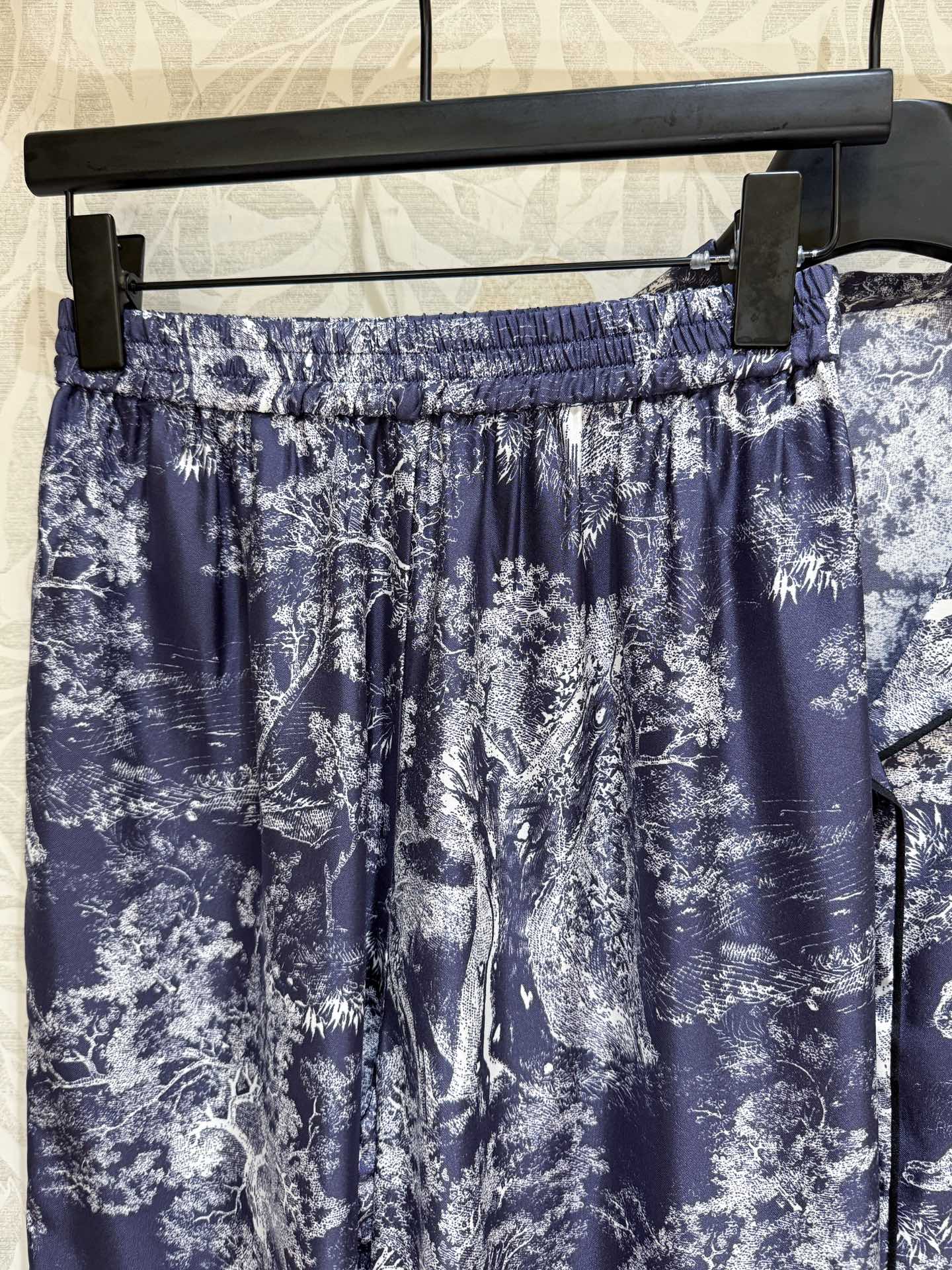 P2622 Female Silk Suit with Forest Animal Logo, Cash Packaging – Size Options 36, 38, 40 - 图片 6