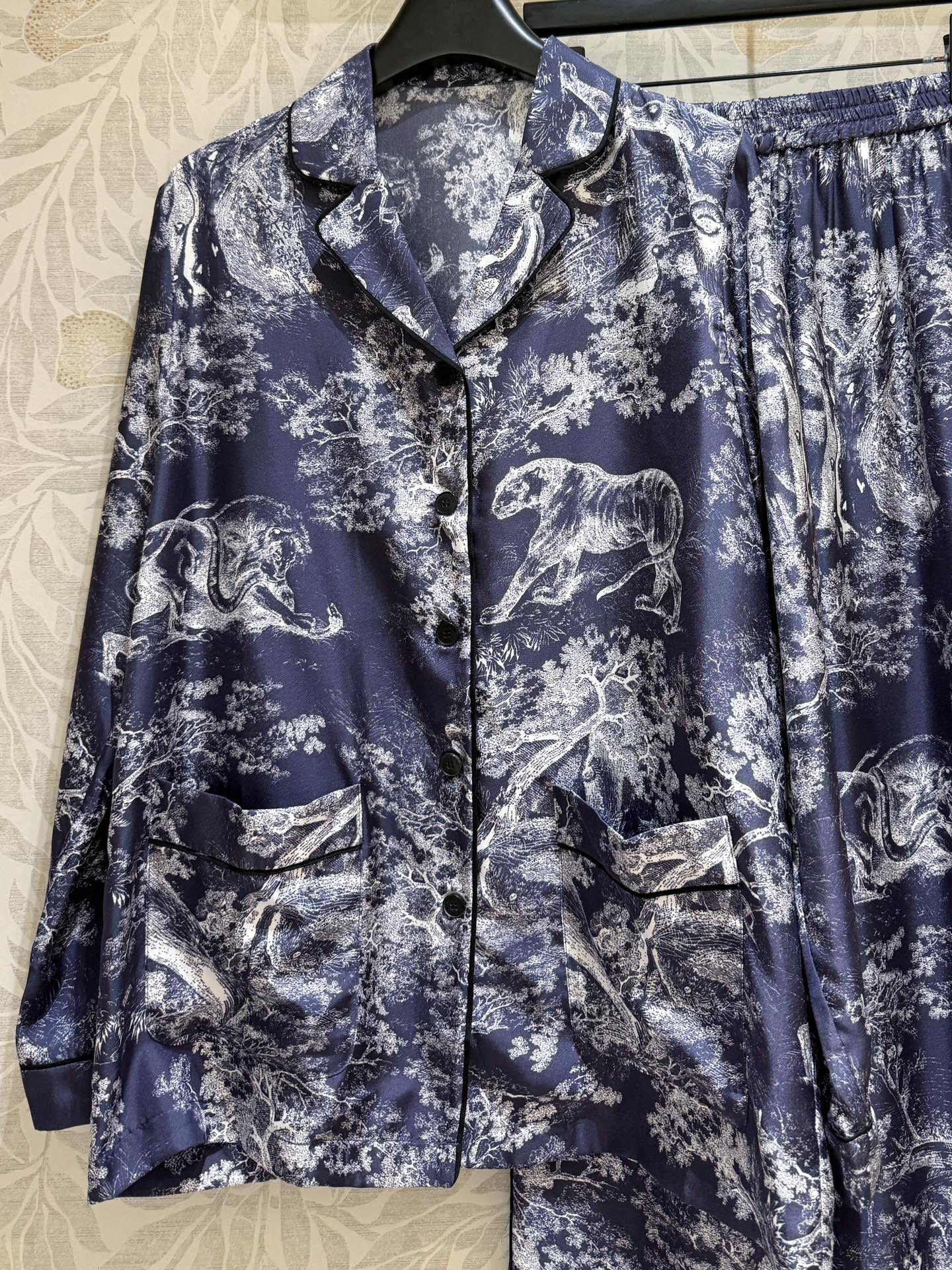P2622 Female Silk Suit with Forest Animal Logo, Cash Packaging – Size Options 36, 38, 40 - 图片 5