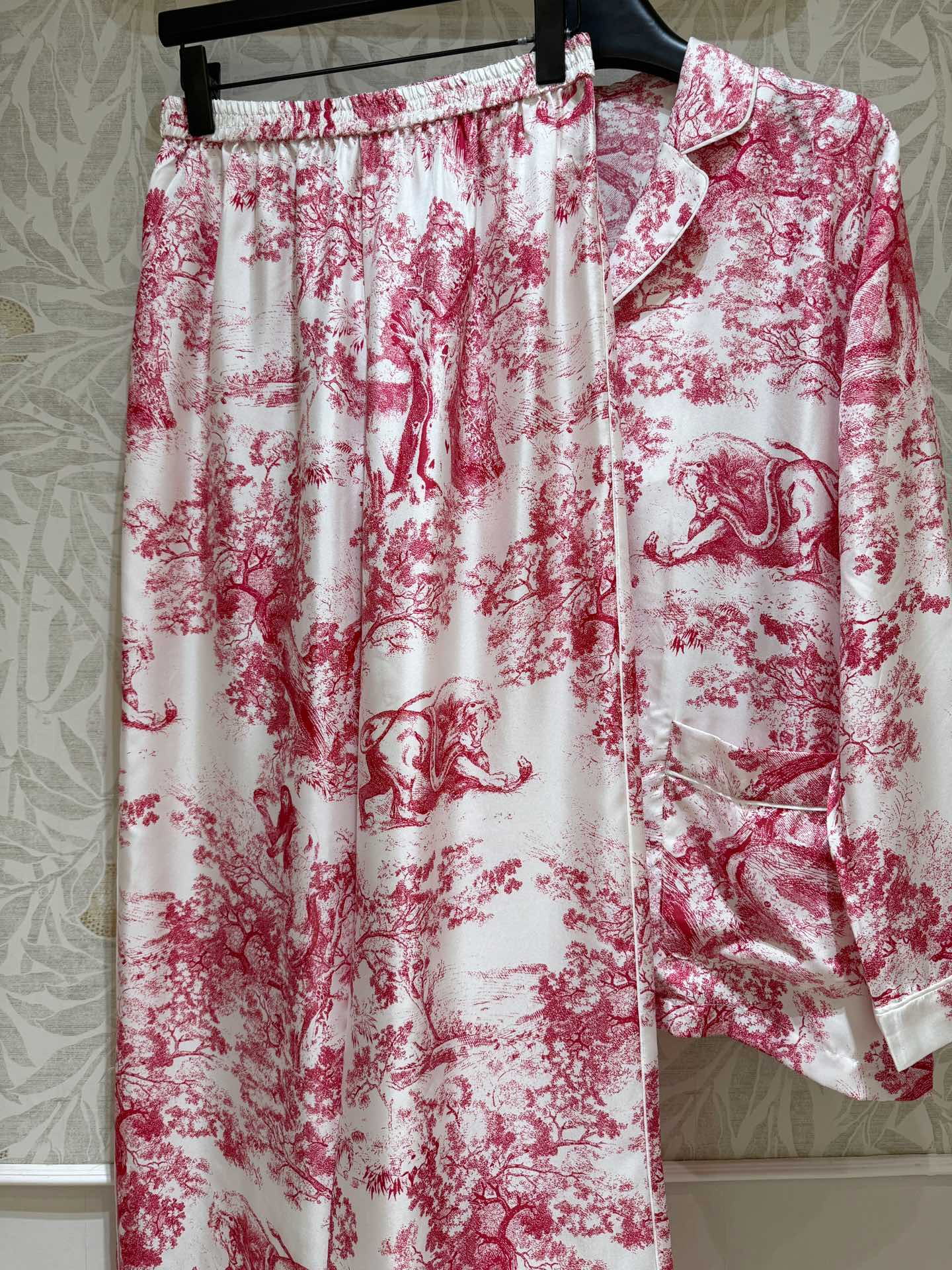 Zuey Family Line: High-Quality Silk Pyjamas with Classic Forest Animal Symbols - 图片 6