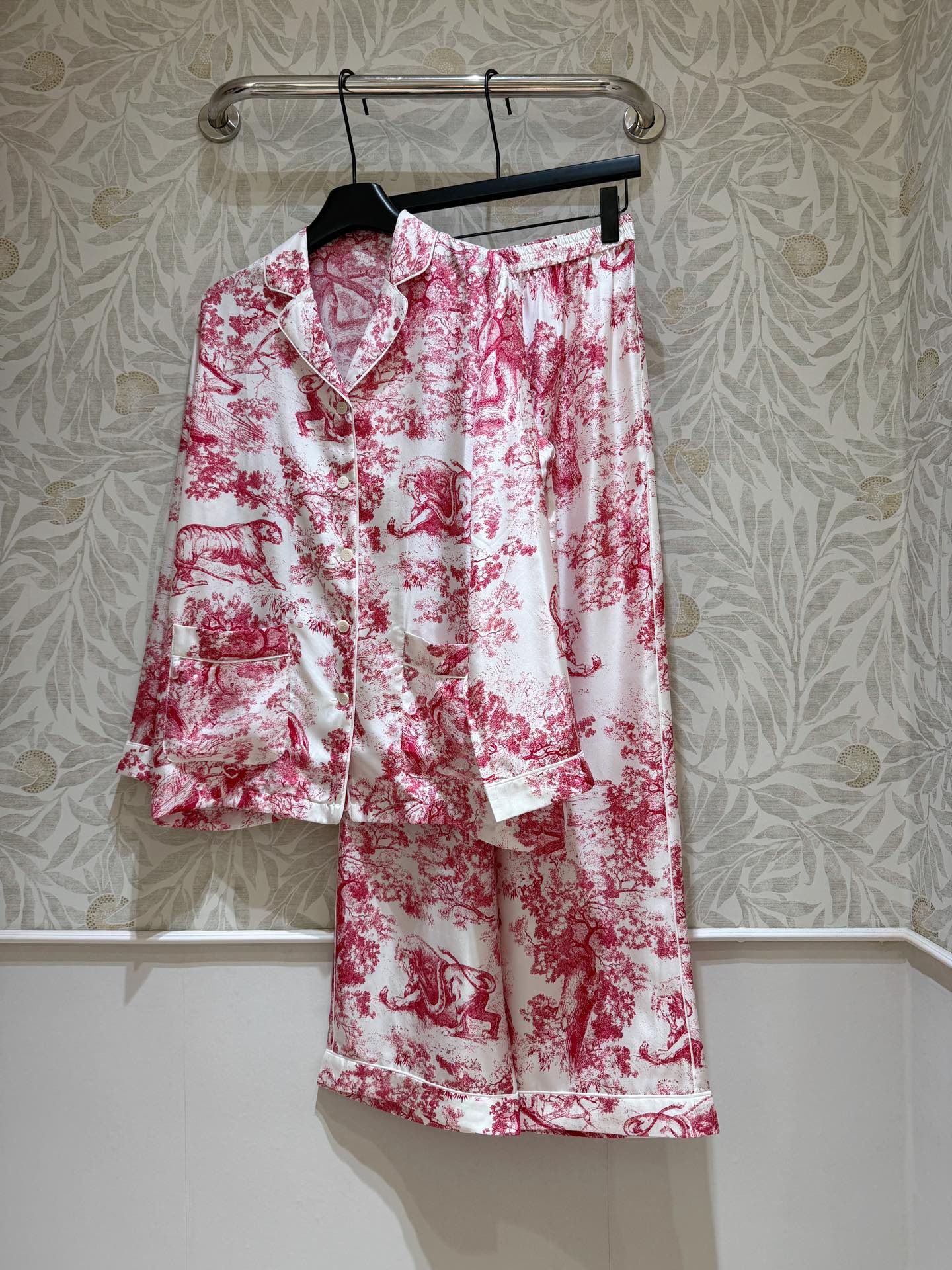 Zuey Family Line: High-Quality Silk Pyjamas with Classic Forest Animal Symbols