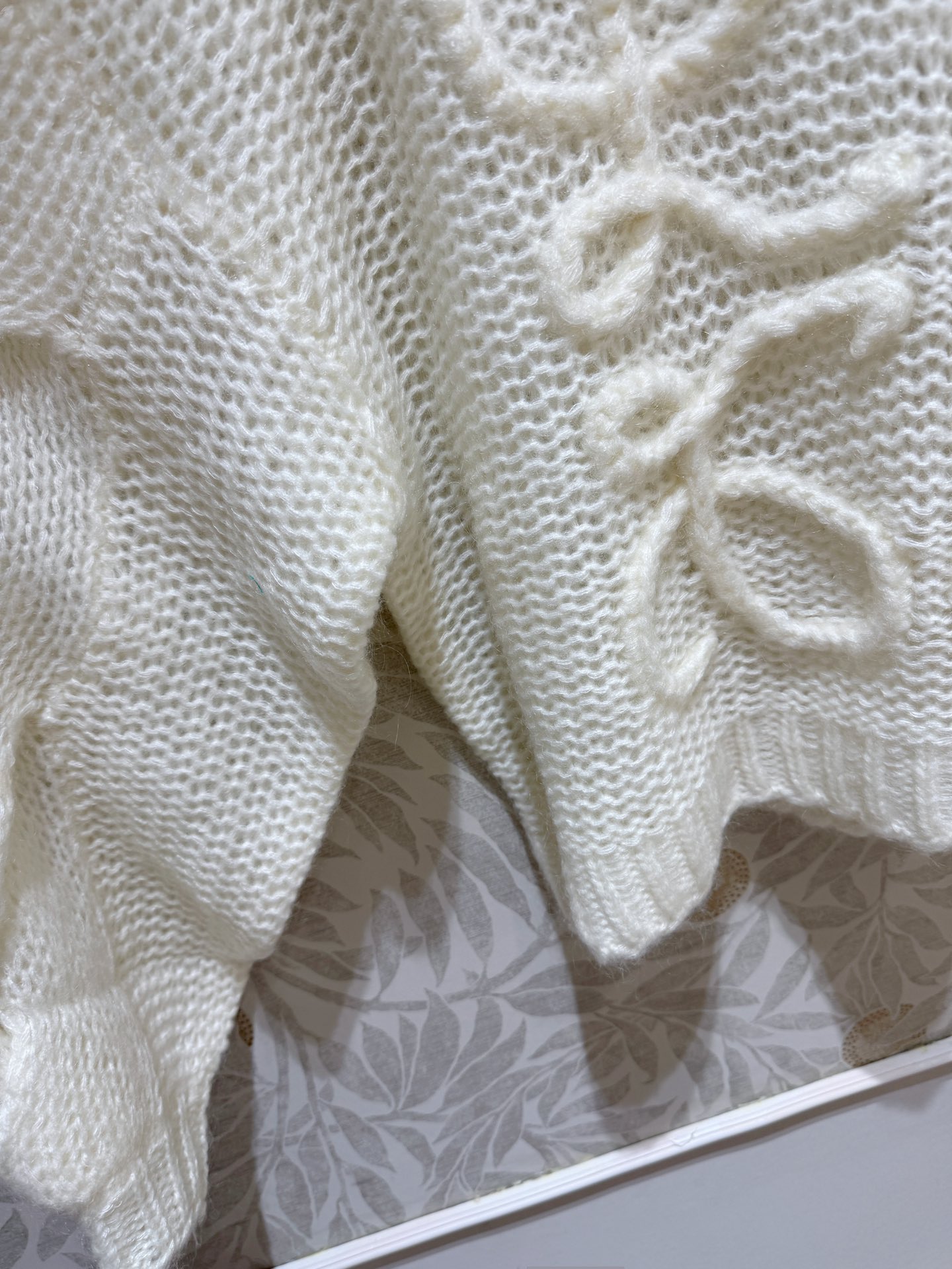 现货‼️‼️🛒款号/奶油白马海毛毛衣✨定染⚠️奶油白，好温暖啊，轻质地马海毛混纺针织衫，宽松廓版型 慵懒