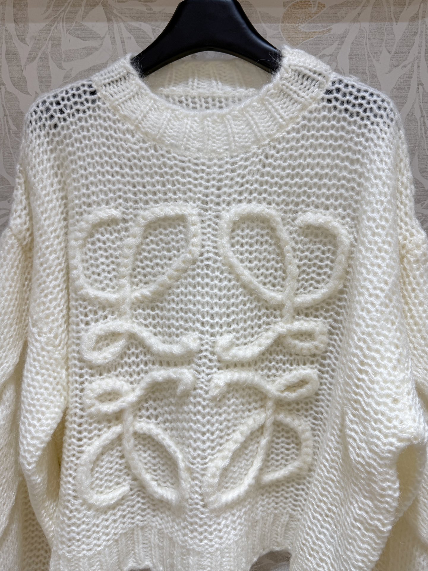 现货‼️‼️🛒款号/奶油白马海毛毛衣✨定染⚠️奶油白，好温暖啊，轻质地马海毛混纺针织衫，宽松廓版型 慵懒
