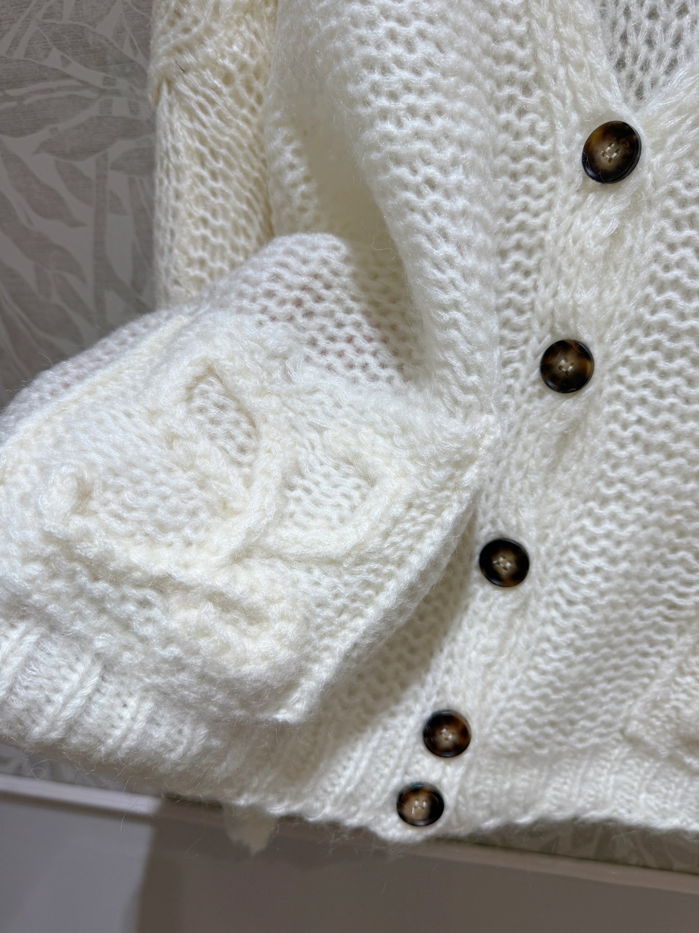 现货‼️‼️🛒款号1/奶油白马海毛开衫✨定染⚠️奶油白色系🤍轻质地马海毛混纺针织衫，宽松廓版型 慵懒随性