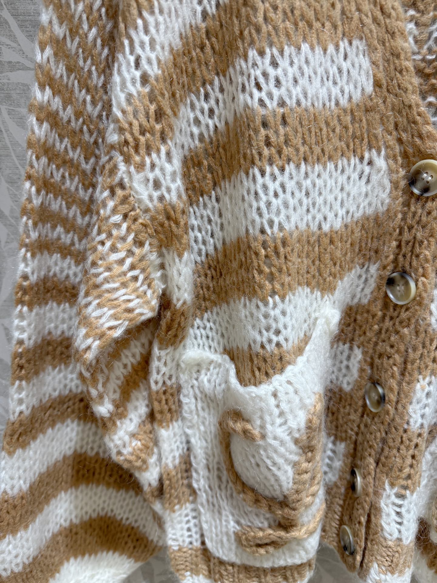 现货‼️‼️/条纹马海毛开衫✨定染⚠️浅杏色系，轻质地马海毛混纺针织衫，宽松廓版型 慵懒随性，真正的马海