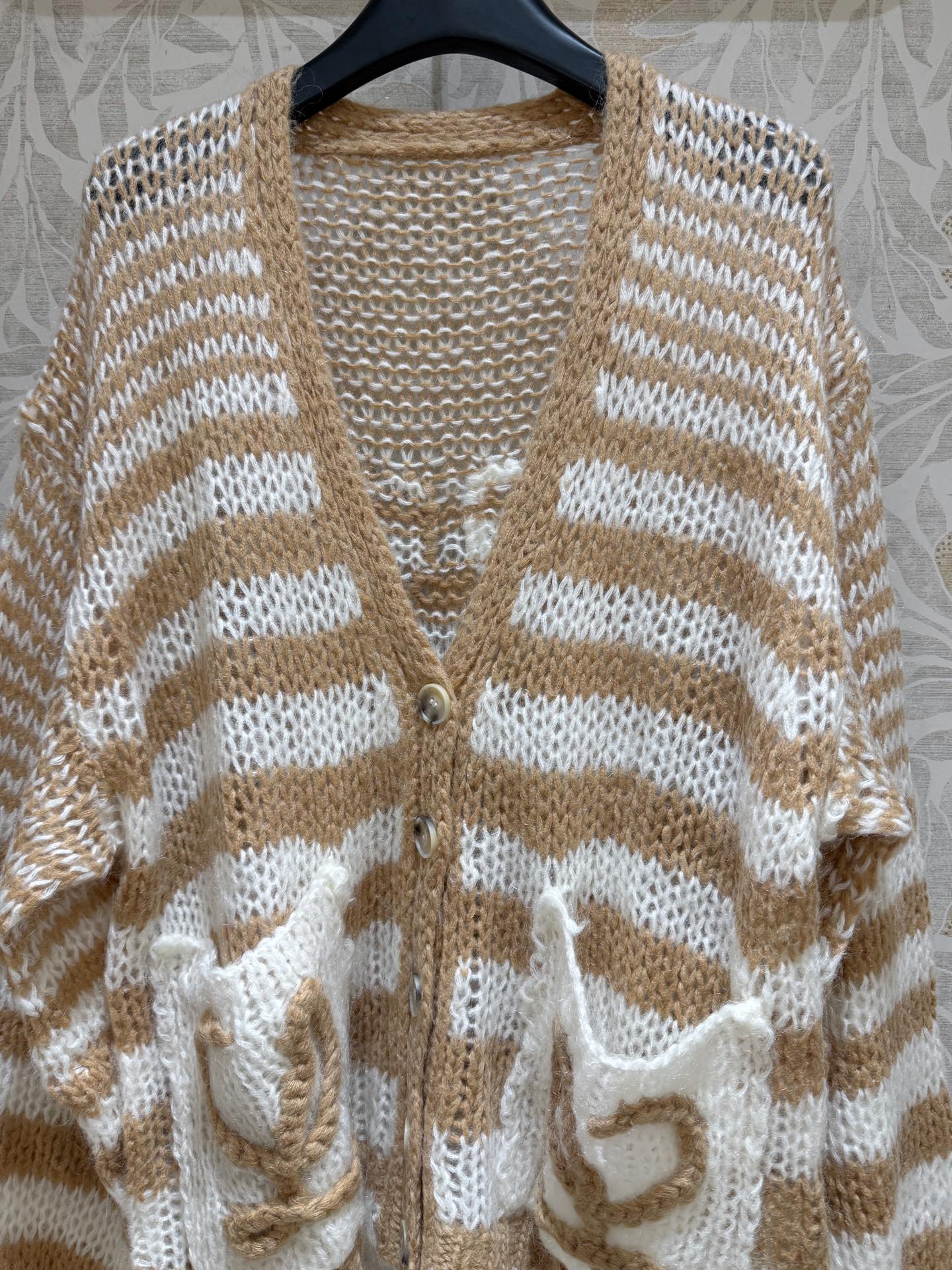 现货‼️‼️/条纹马海毛开衫✨定染⚠️浅杏色系，轻质地马海毛混纺针织衫，宽松廓版型 慵懒随性，真正的马海