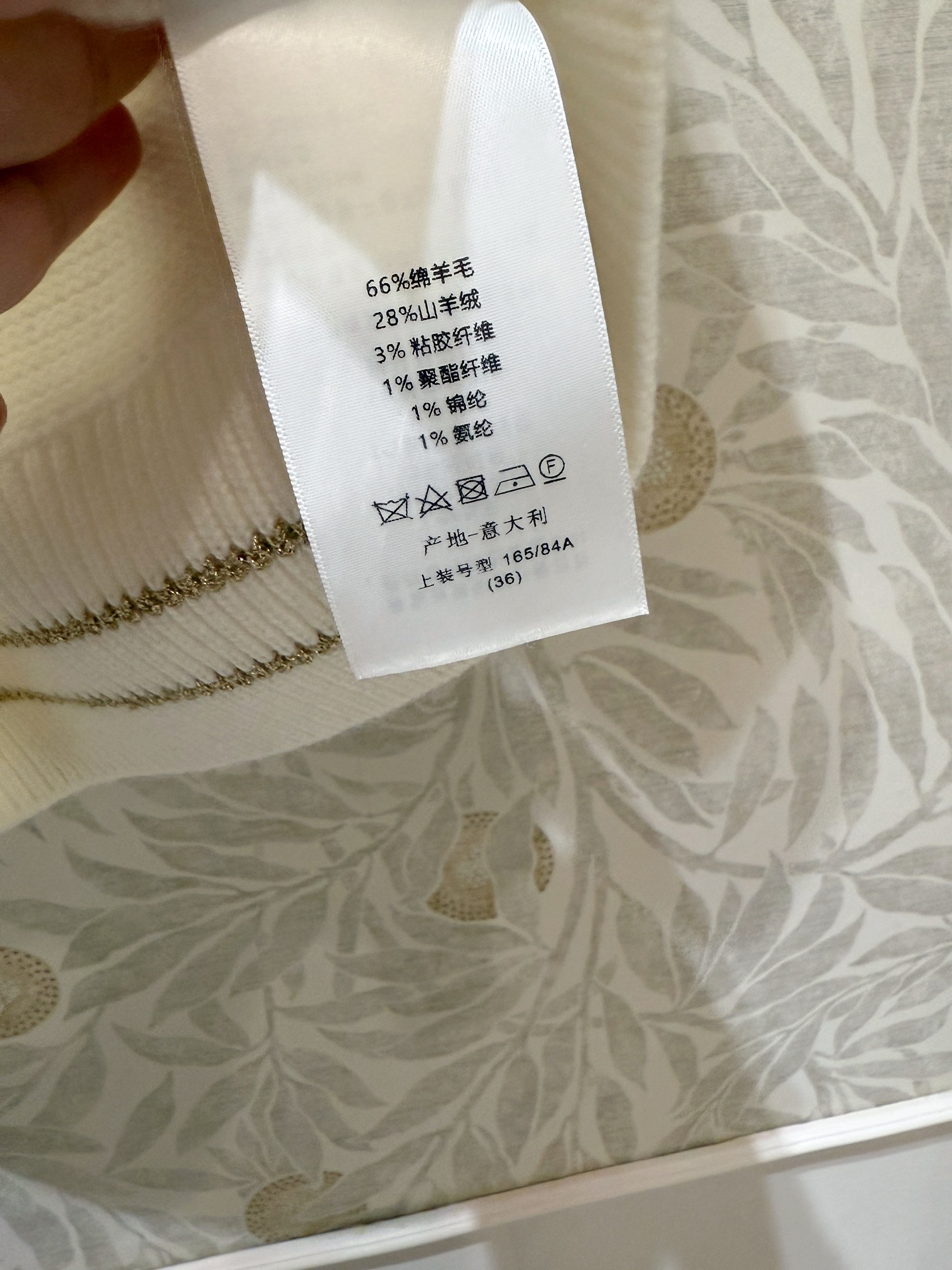 白金幸运星毛衣✨非常经典系列了，又出新色啦，可穿性强👍我们家用料随意比较，纯手工钩针幸运星星⭐细节完美，