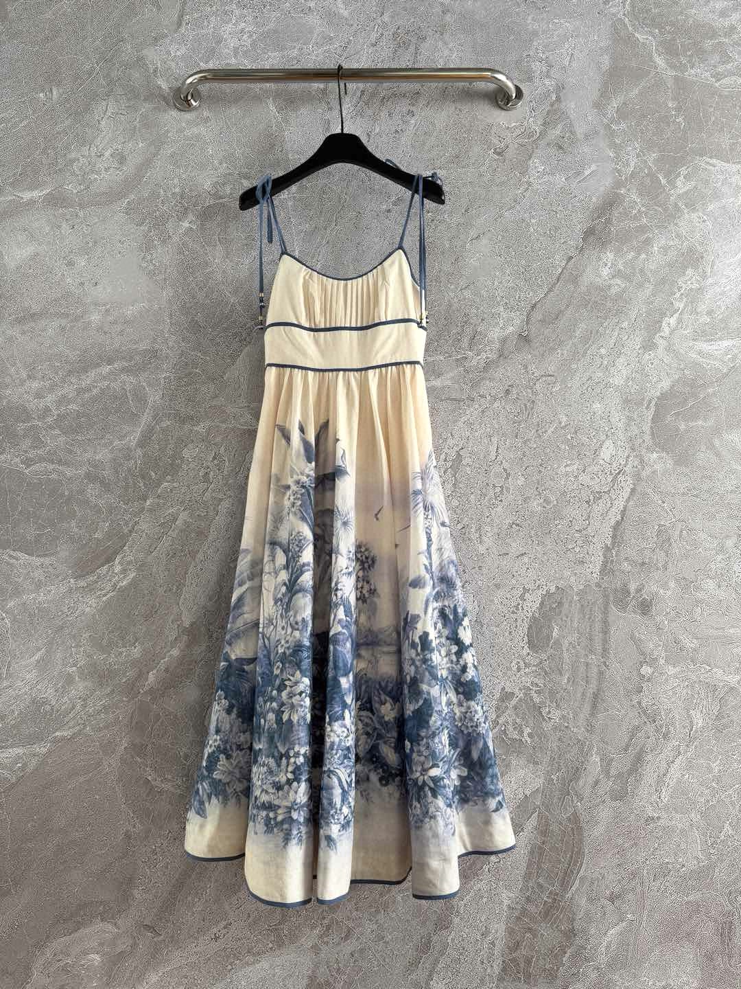 现货‼️‼️🛒款号1/棕榈树吊带连衣裙✨亚麻材质/内衬棉质，椰林摇曳的风情在裙身绽放，全身定位印花，印花