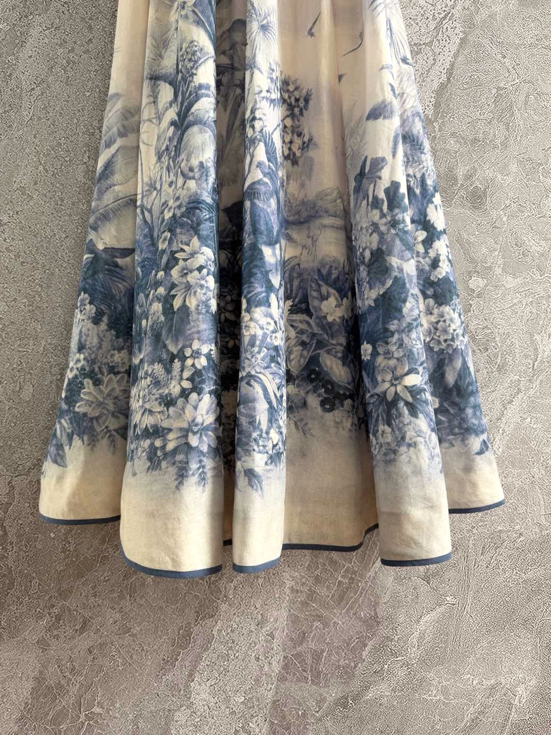 现货‼️‼️🛒款号1/棕榈树吊带连衣裙✨亚麻材质/内衬棉质，椰林摇曳的风情在裙身绽放，全身定位印花，印花