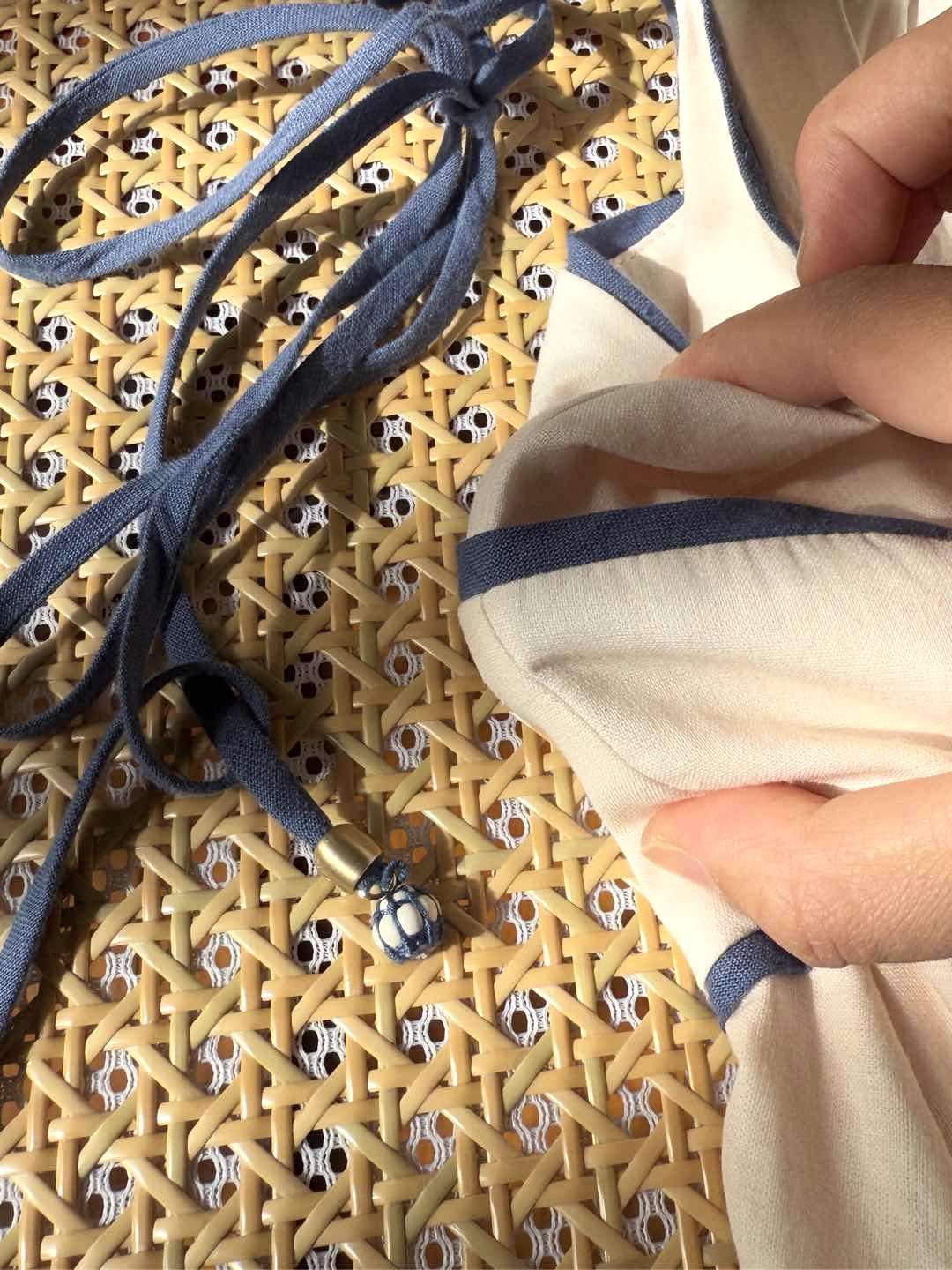 现货‼️‼️🛒款号1/棕榈树吊带连衣裙✨亚麻材质/内衬棉质，椰林摇曳的风情在裙身绽放，全身定位印花，印花