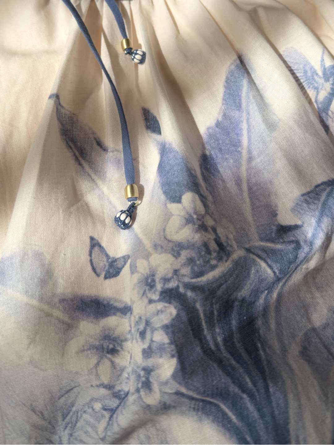 现货‼️‼️🛒款号1/棕榈树吊带连衣裙✨亚麻材质/内衬棉质，椰林摇曳的风情在裙身绽放，全身定位印花，印花