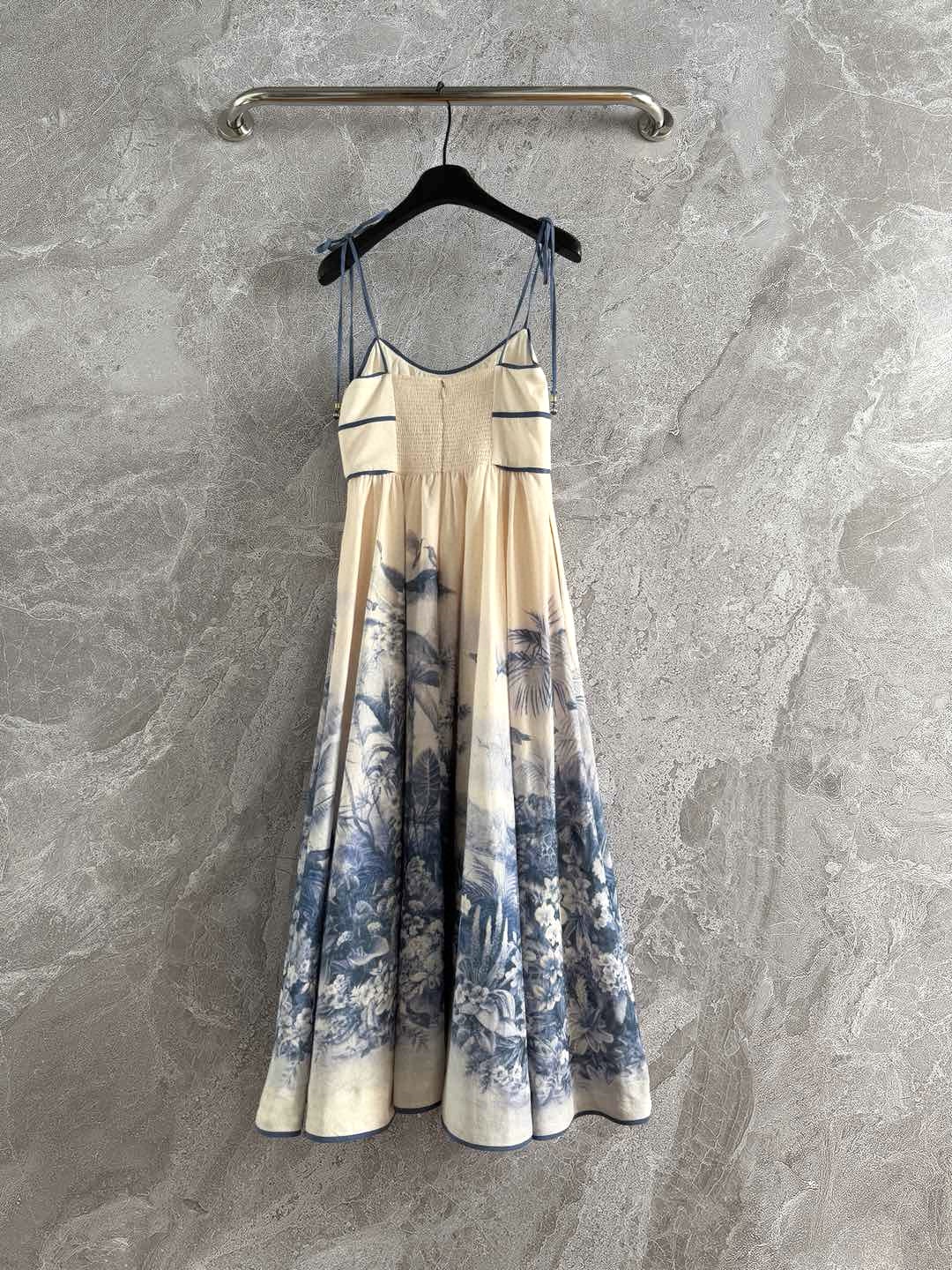 现货‼️‼️🛒款号1/棕榈树吊带连衣裙✨亚麻材质/内衬棉质，椰林摇曳的风情在裙身绽放，全身定位印花，印花