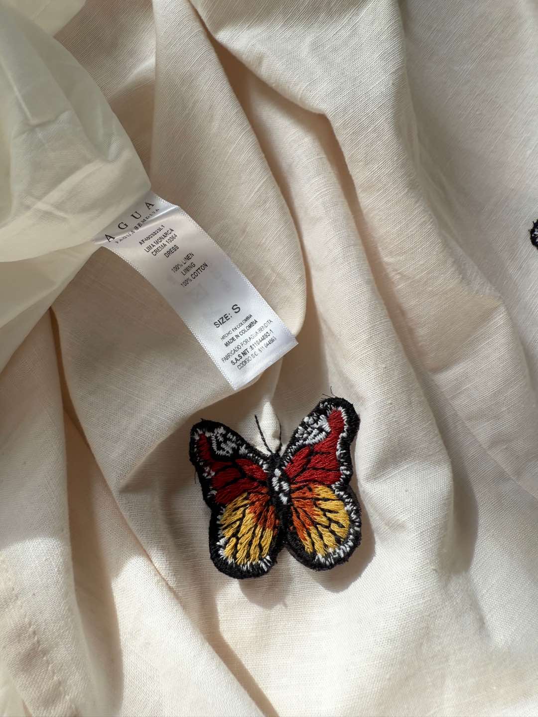 蝴蝶🦋吊带连衣裙✨灵感自与象征着希望、重生与蜕变的哥伦比亚黄色蝴蝶，精选原生亚麻面料，致敬大自然美丽的馈