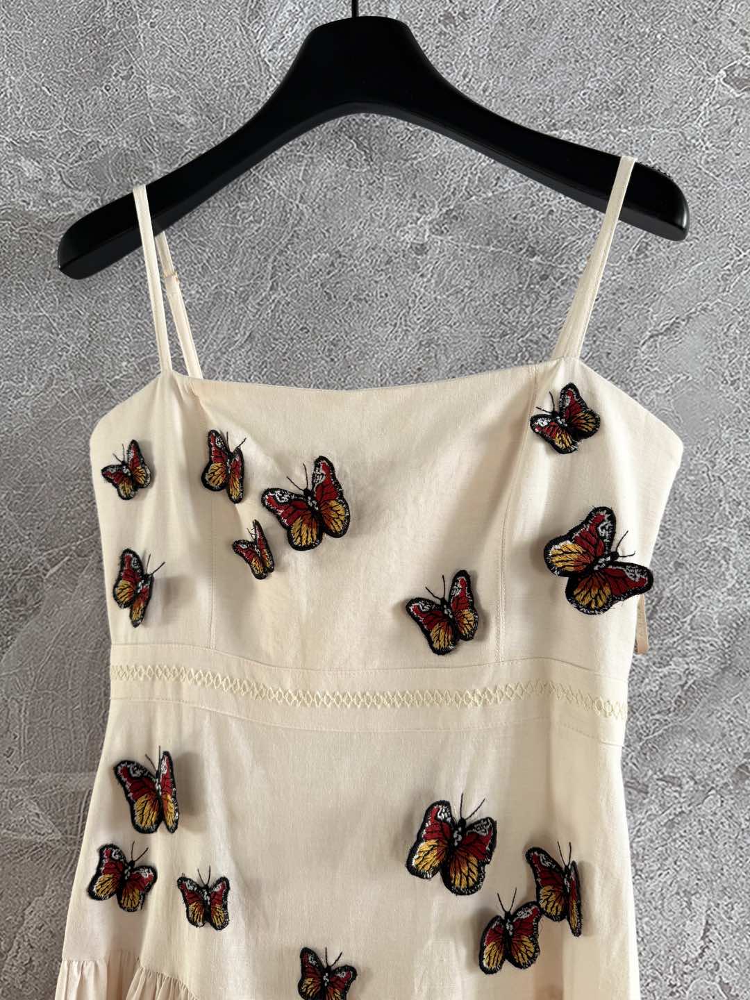 蝴蝶🦋吊带连衣裙✨灵感自与象征着希望、重生与蜕变的哥伦比亚黄色蝴蝶，精选原生亚麻面料，致敬大自然美丽的馈