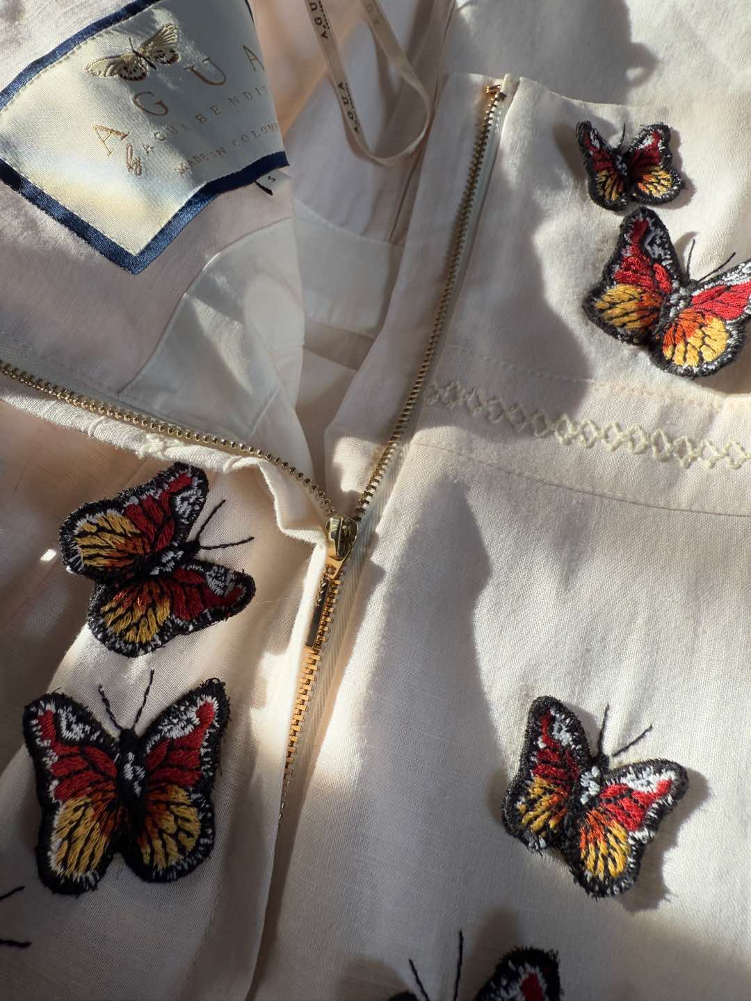蝴蝶🦋吊带连衣裙✨灵感自与象征着希望、重生与蜕变的哥伦比亚黄色蝴蝶，精选原生亚麻面料，致敬大自然美丽的馈