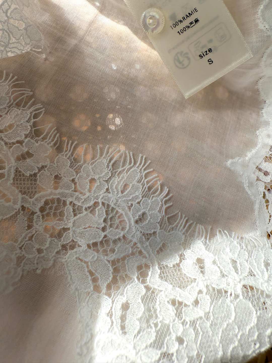 现货‼️‼️🛒款号92/镂空蕾丝衬衫✨100%苎麻材质，要说同款我们定价会贵一些，贵在品质，精致细节看的