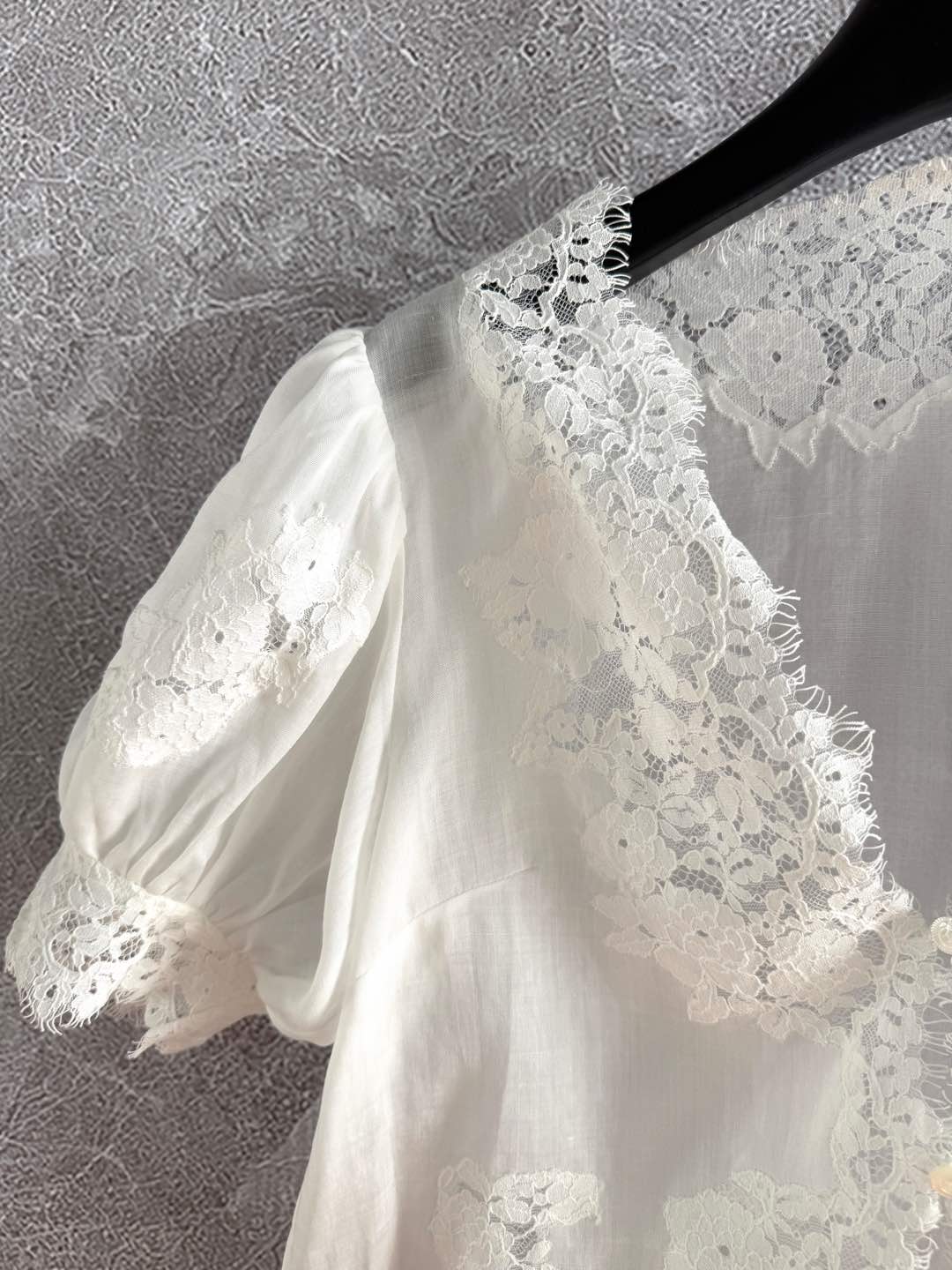 现货‼️‼️🛒款号92/镂空蕾丝衬衫✨100%苎麻材质，要说同款我们定价会贵一些，贵在品质，精致细节看的