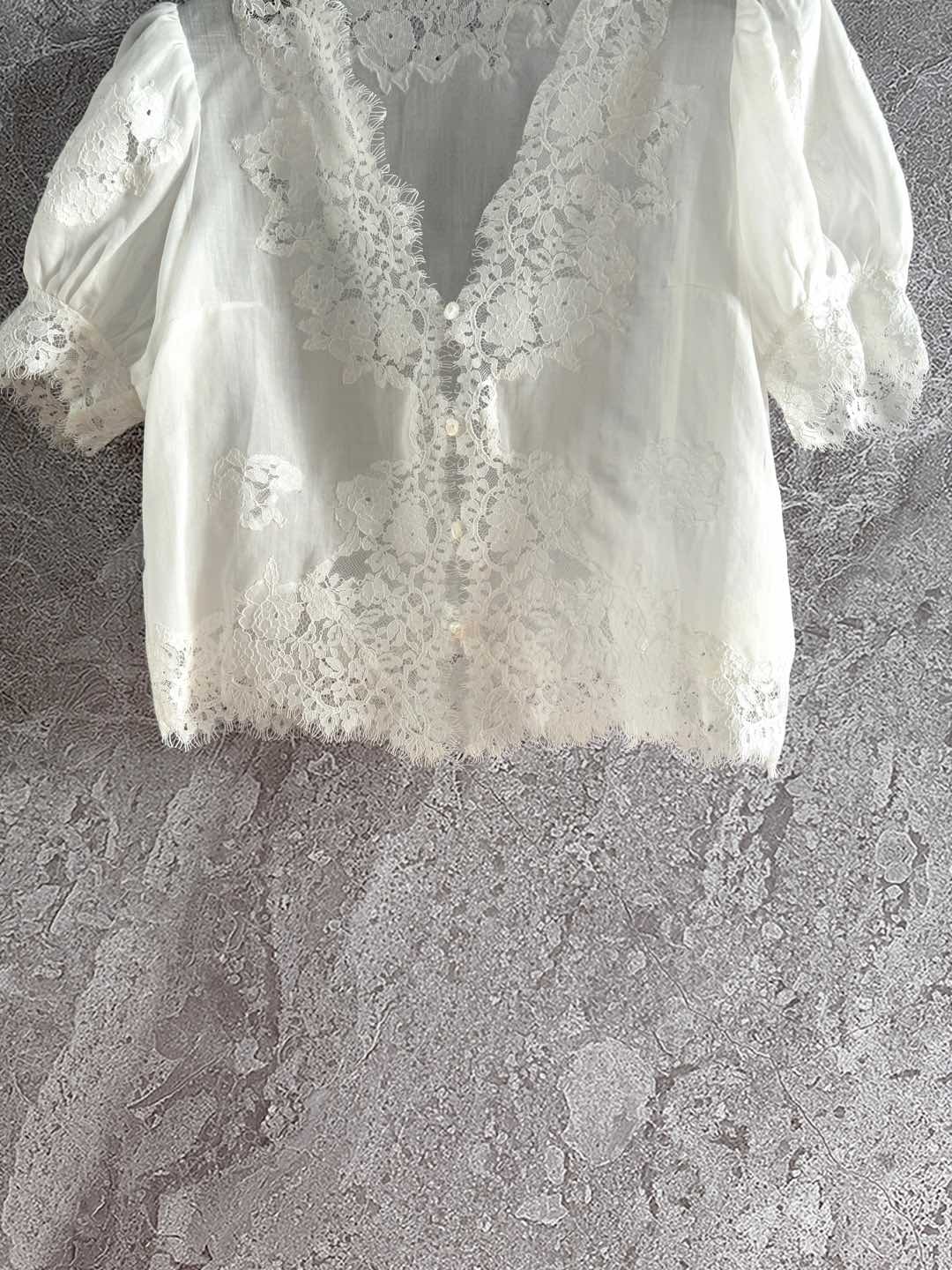 现货‼️‼️🛒款号92/镂空蕾丝衬衫✨100%苎麻材质，要说同款我们定价会贵一些，贵在品质，精致细节看的