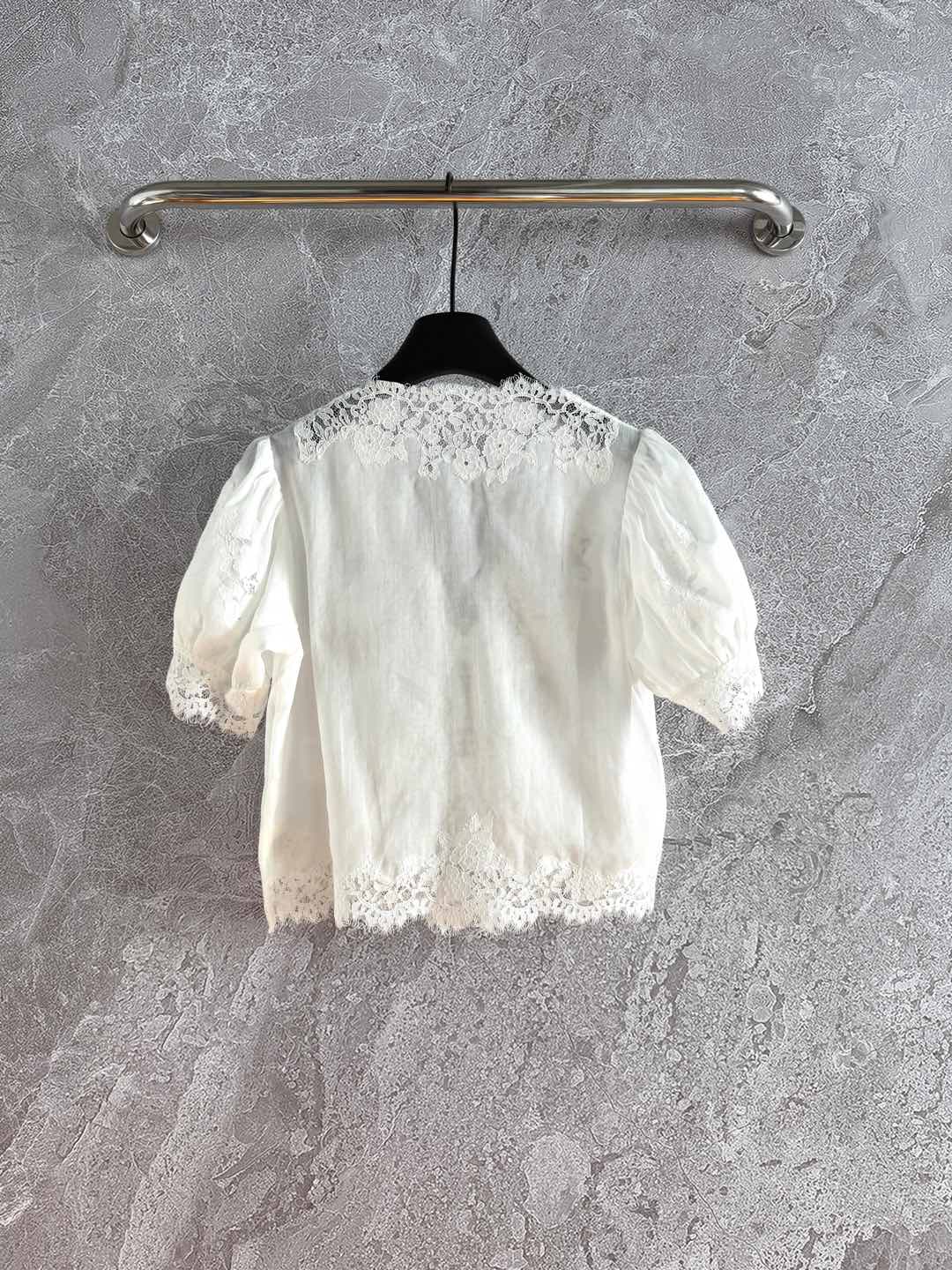 现货‼️‼️🛒款号92/镂空蕾丝衬衫✨100%苎麻材质，要说同款我们定价会贵一些，贵在品质，精致细节看的