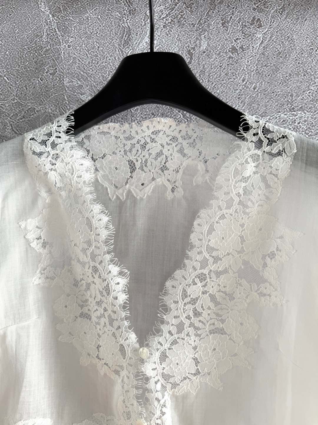 现货‼️‼️🛒款号92/镂空蕾丝衬衫✨100%苎麻材质，要说同款我们定价会贵一些，贵在品质，精致细节看的