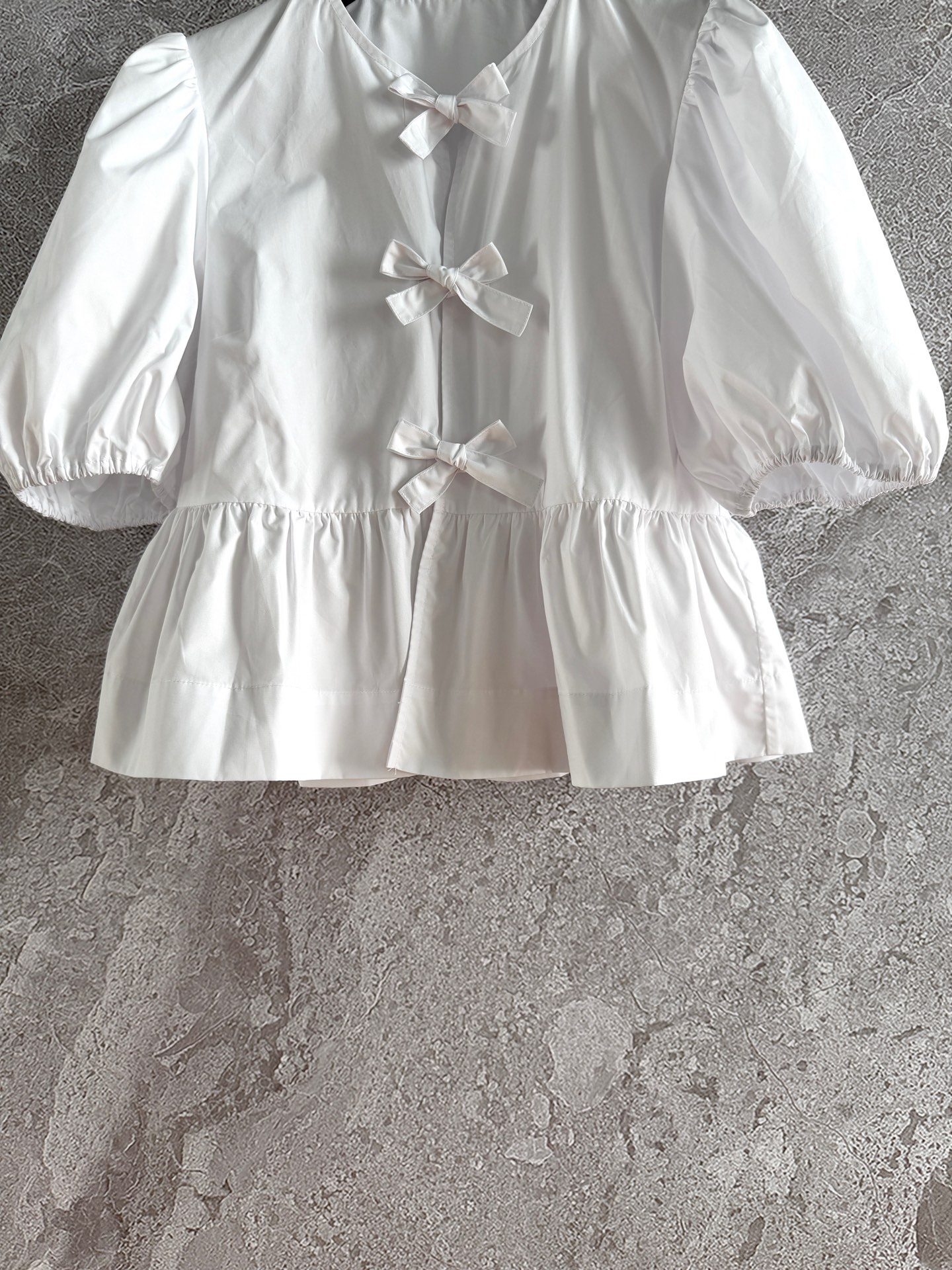 现货‼️‼️/泡泡袖系带衬衫✨府绸棉蝴蝶结🎀衬衫上衣，冷清小众 整体造型感很强，也可以当防晒开衫穿，是无